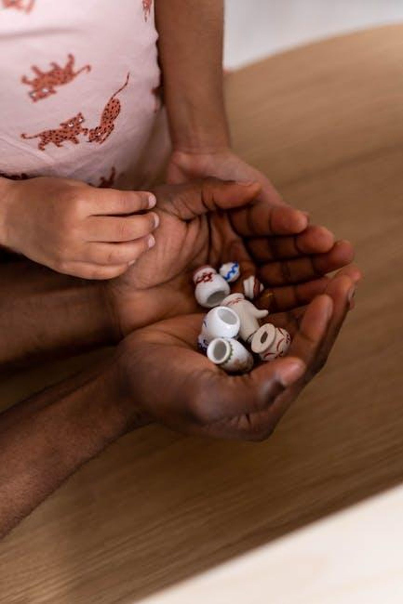 Miki_Biasion_orgoglio_e_ambizione_nel_rally_bAQSHZ6nat - Veicoli24 Source: Ron Lach - pexels - Intimate close-up of hands holding small, decorative ceramic teapots, showcasing a bonding moment.