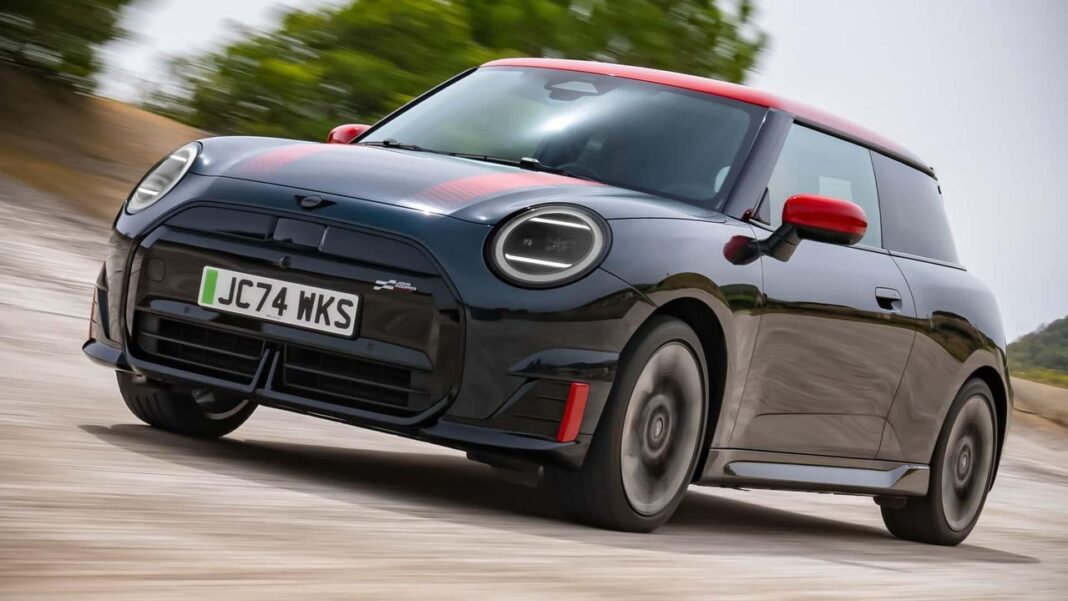 Impatto delle tariffe sulle auto importate Mini riconsidera la produzione di veicoli elettrici nel Regno Unito