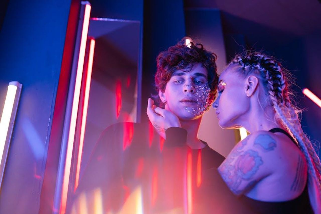 Modelli_BMW_elettrici_ottengono_successi_internazionali_Q36aeB95Yt - Veicoli24 Source: Yan Krukau - pexels - Trendy young models with glitter makeup in a neon-lit studio setting, exuding modern style.
