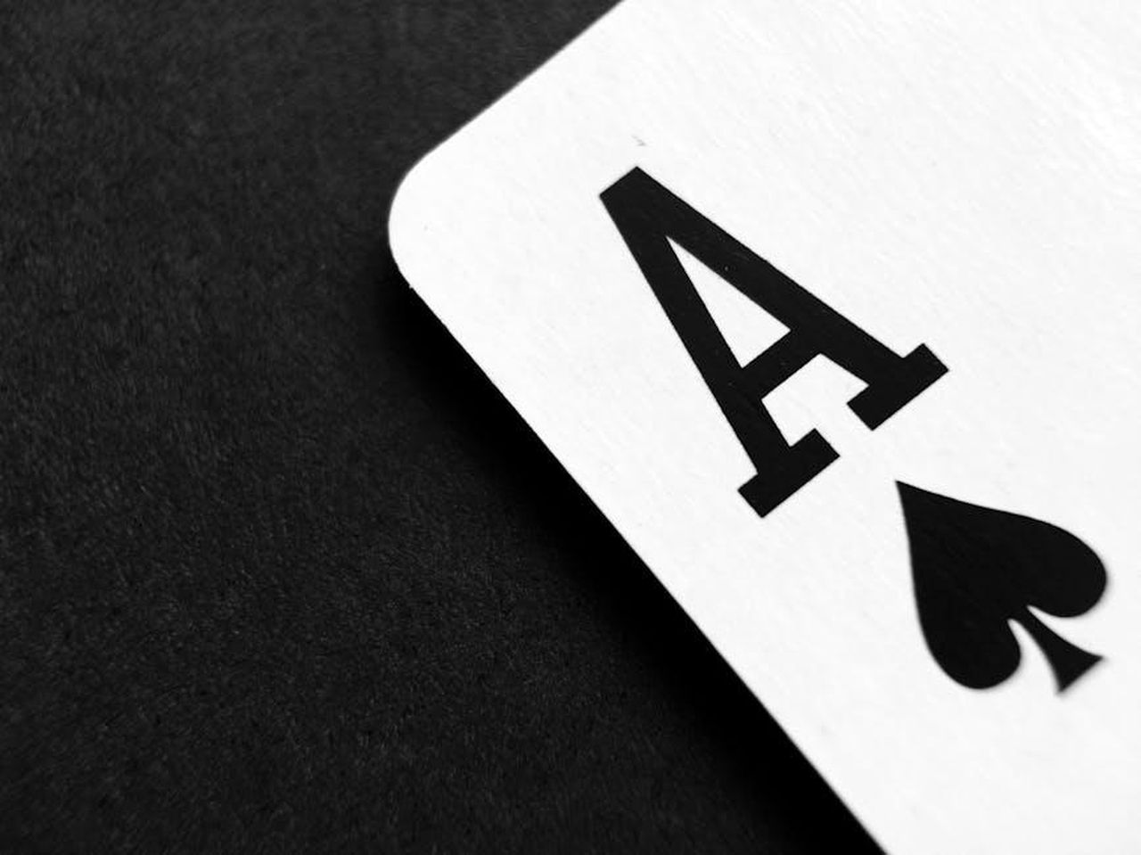Modelli_continuativi_loriginale_Ace_bq6kNKMVrM - Veicoli24 Source: Pixabay - pexels - Detailed view of an Ace of Spades card symbolizing luck and strategy.