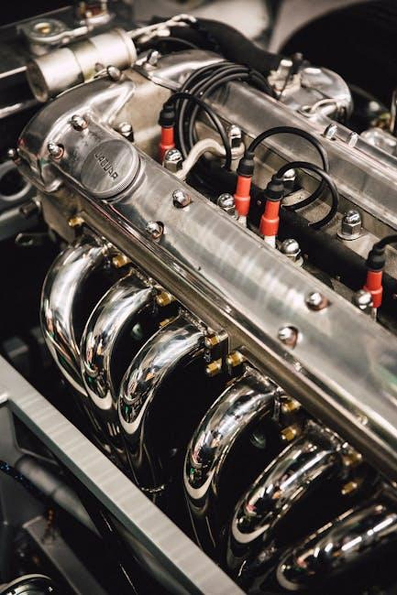Motore_a_4_cilindri_come_generatore_di_estensione_della_gamma_BbGSoVYmTF - Veicoli24 Source: Markus Spiske - pexels - Detailed view of a polished chrome engine, showcasing luxury automotive design.