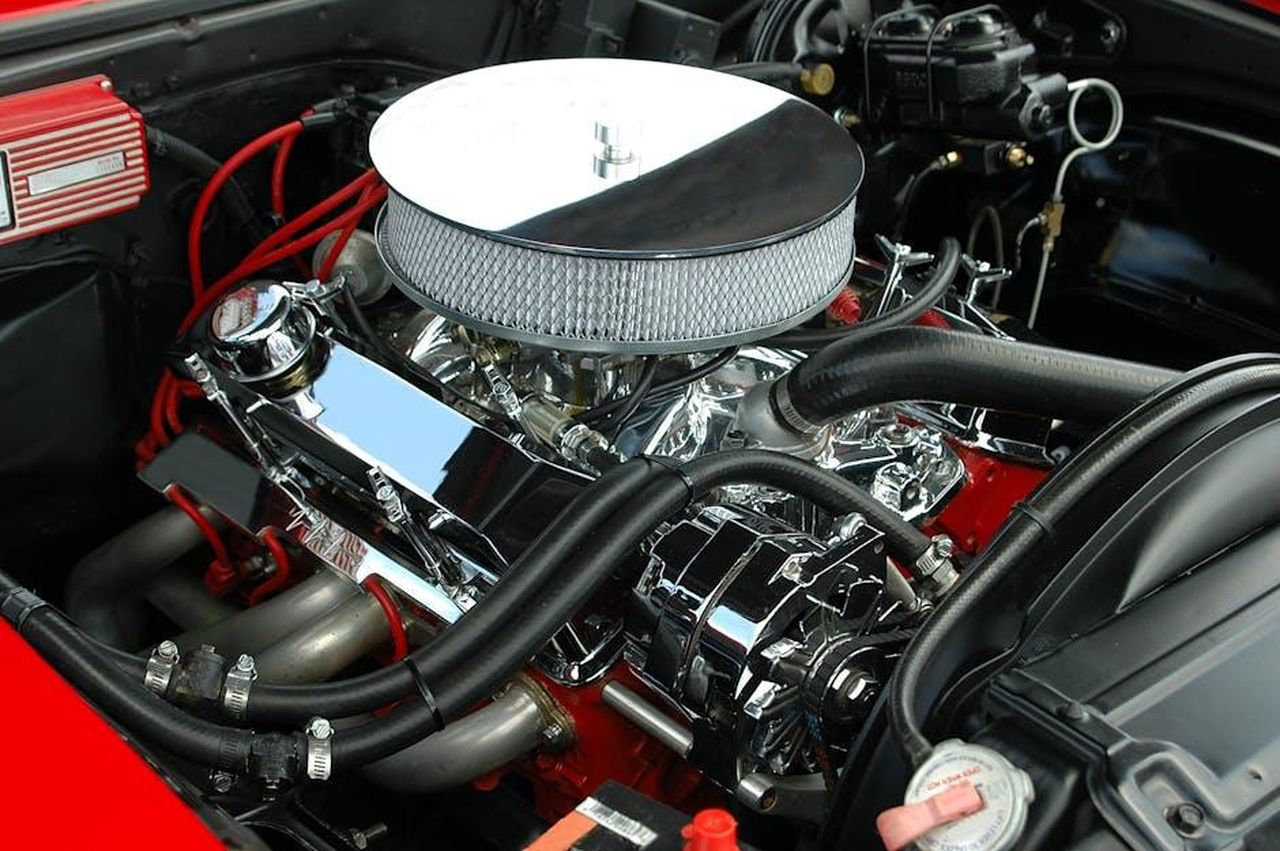 Motore_sei_cilindri_in_linea_con_550_hp_Xg3kEnFw8y - Veicoli24 Source: Pixabay - pexels - Detailed view of a polished, high-performance car engine showcasing chrome detailing and intricate mechanics.