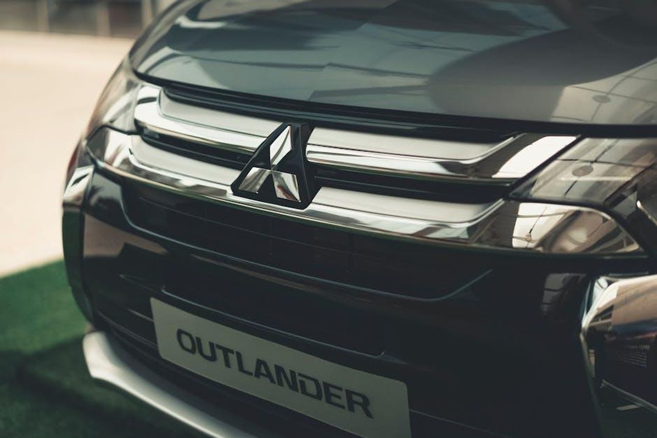Motorizzazione_e_prestazioni_del_Trail_Edition_94YE3yCJsT - Veicoli24 Source: Asm Arif - pexels - Detailed view of a shiny car grille and logo with selective focus, emphasizing its sleek design.