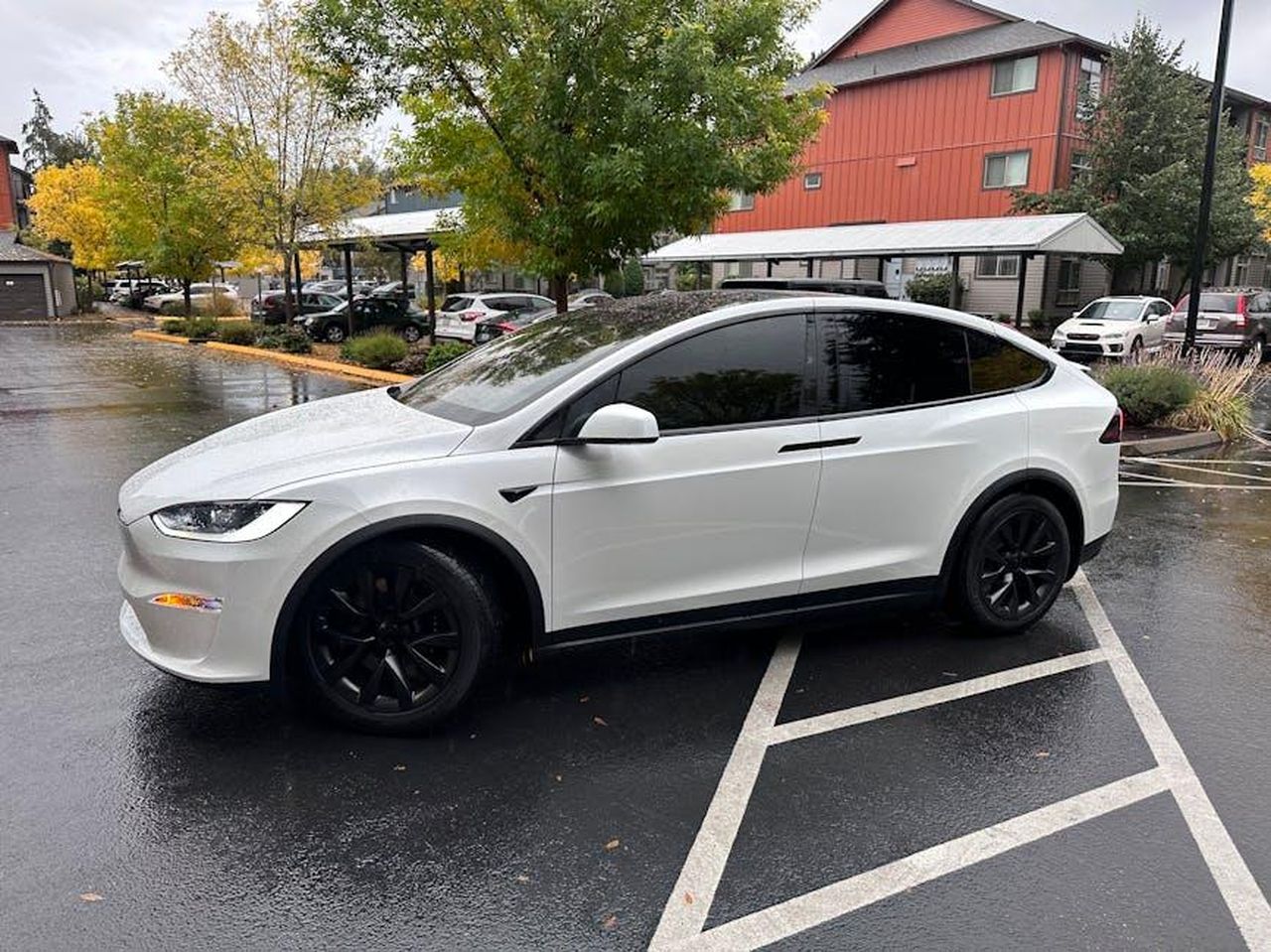 Motorizzazioni_e_prestazioni_del_MercedesBenz_EQB_2025_bqC3zhl7Tt - Veicoli24 Source: dumitru B - pexels - A sleek white electric SUV with tinted windows is parked in a Seattle neighborhood on a rainy fall day.