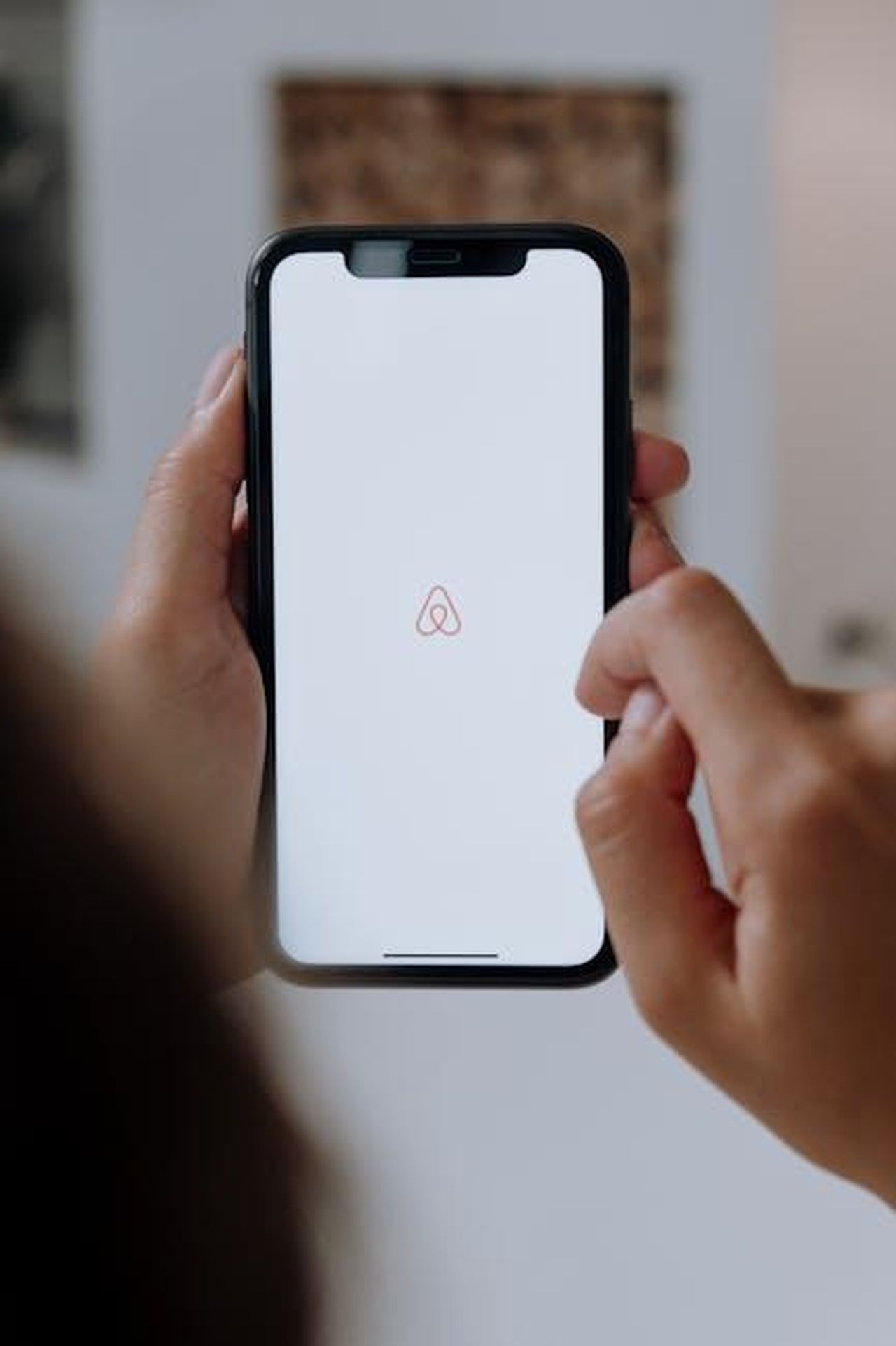 Nato_a_Garching_a_casa_in_tutto_il_mondo_iDWar2vUip - Veicoli24 Source: cottonbro studio - pexels - Close-up of hands holding a smartphone with Airbnb app logo on the screen indoors, highlighting modern technology.