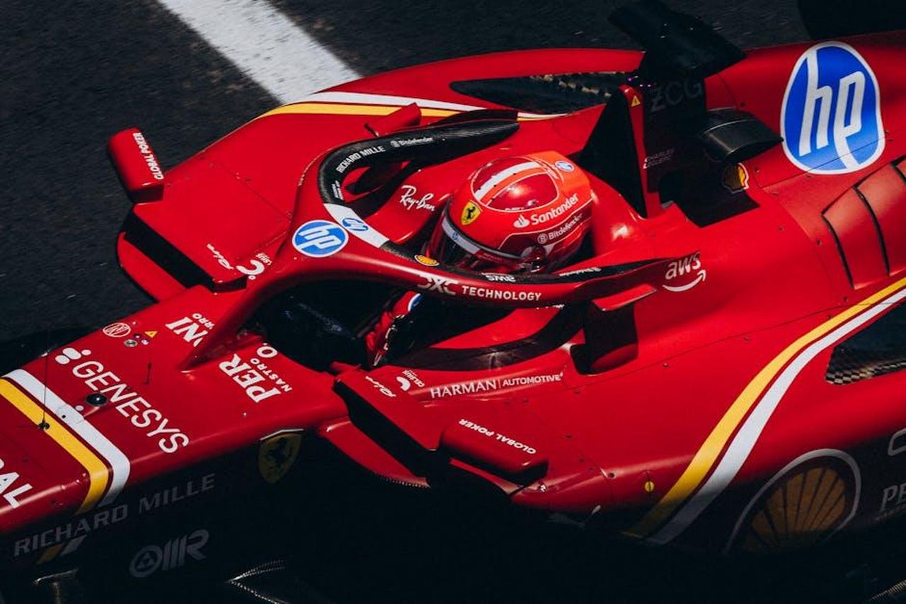 Nessun_marchio_europeo_in_Nord_America_kxm9JwU6Y1 - Veicoli24 Source: Jonathan Borba - pexels - High-speed red racing car zooming down the track, showcasing logos and driver focus.