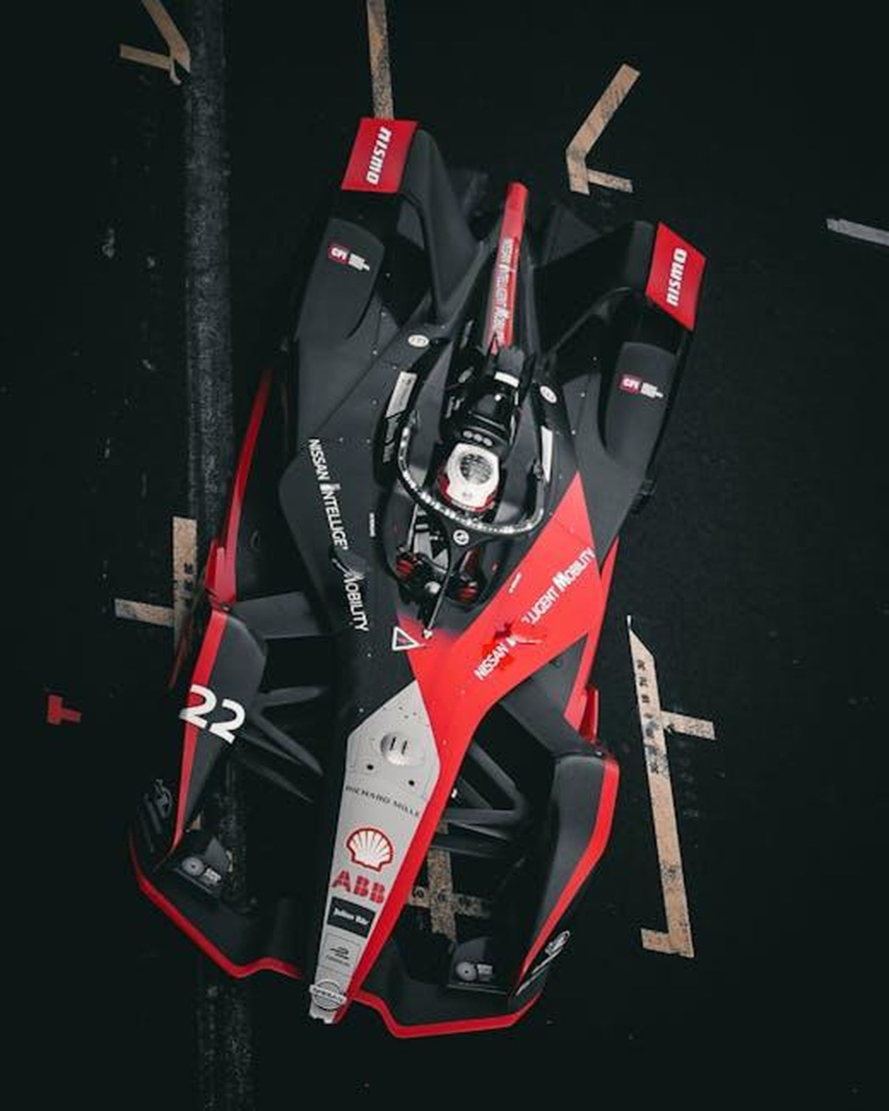 Nissan_in_Formula_E_un_impegno_a_lungo_termine_zrOMELybZX - Veicoli24 Source: Alex wolf mx - pexels - Aerial view of a sleek formula race car on a track in Mexico City. Dynamic and thrilling.