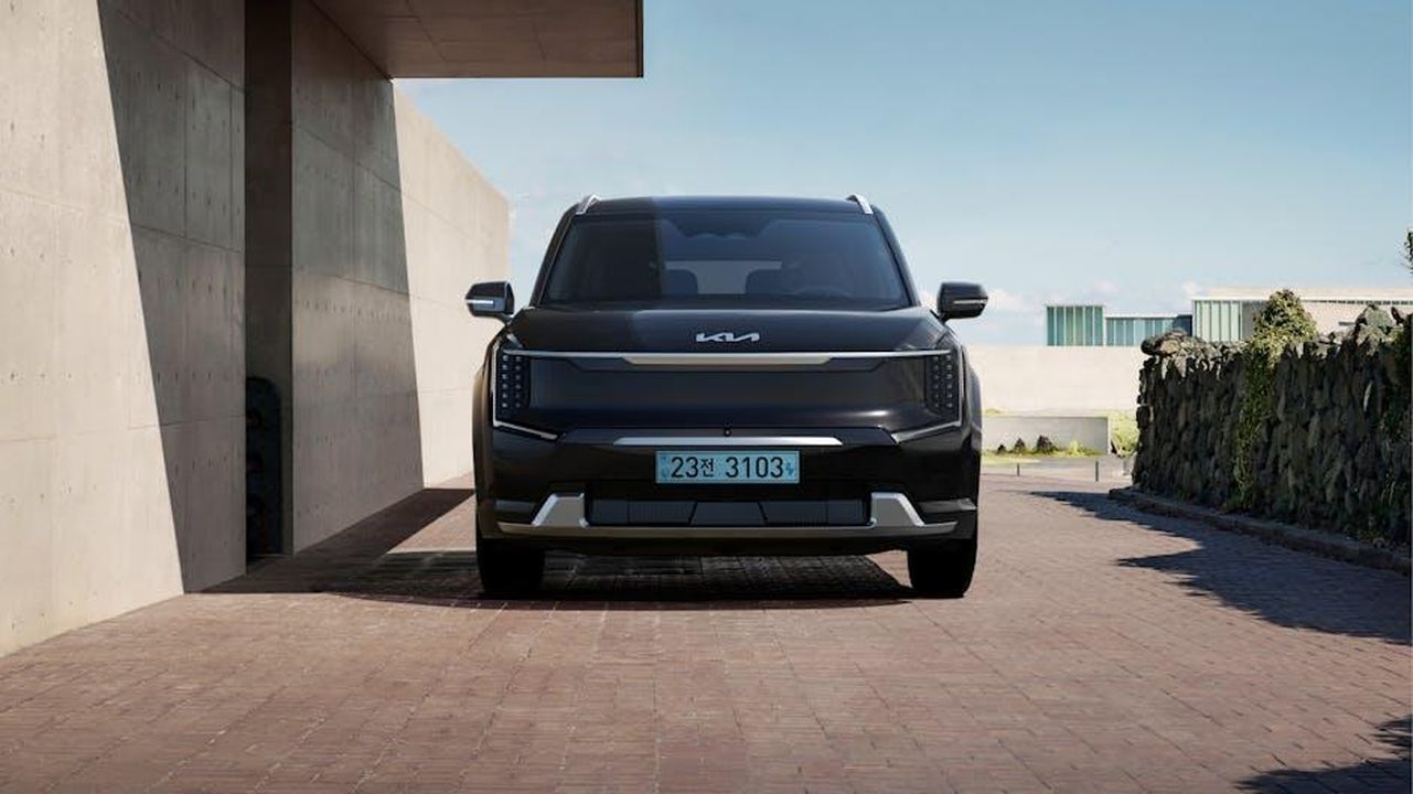 Novit_da_Volvo_Kia_Xpeng_e_Renault_CvJJ0X3nsQ - Veicoli24 Source: Hyundai Motor Group - pexels - Sleek black electric SUV parked in a contemporary architectural environment.