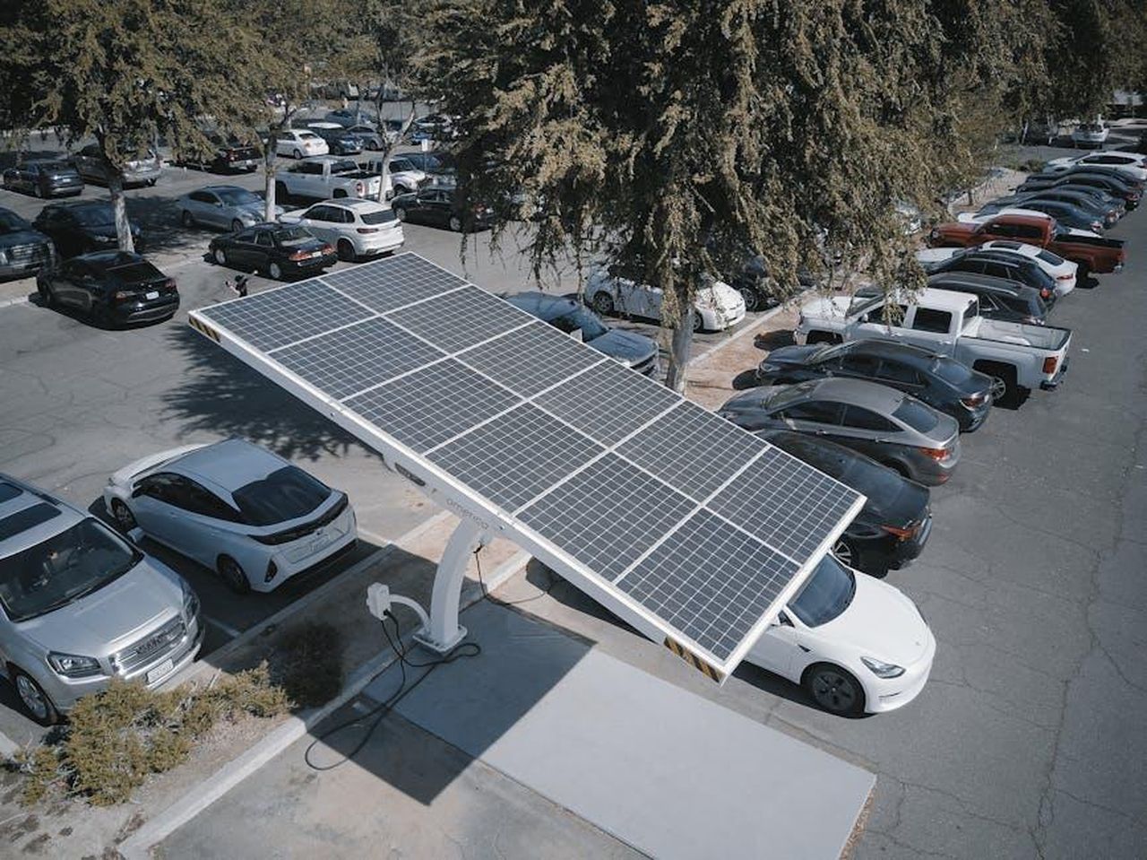 Novit_da_Volvo_e_Audi_rxYPLQCMWc - Veicoli24 Source: Kindel Media - pexels - Electric cars charging at a solar-powered station in a parking lot.