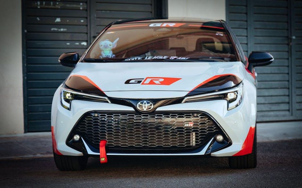 Novit_del_2025_aggiornamenti_minori_ma_significativi_GoYoleRprk - Veicoli24 Source: Xavier Wr - pexels - Stunning front view of a customized Toyota GR racing car with vibrant decals.