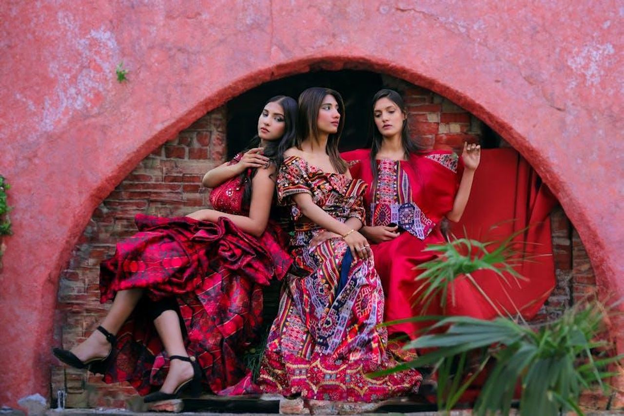 Novit_sui_modelli_Volvo_in_arrivo_nel_2025_Y8Dr2mGVi0 - Veicoli24 Source: High Rollick studio - pexels - Vibrant outdoor fashion shoot with models in colorful dresses, Islamabad.