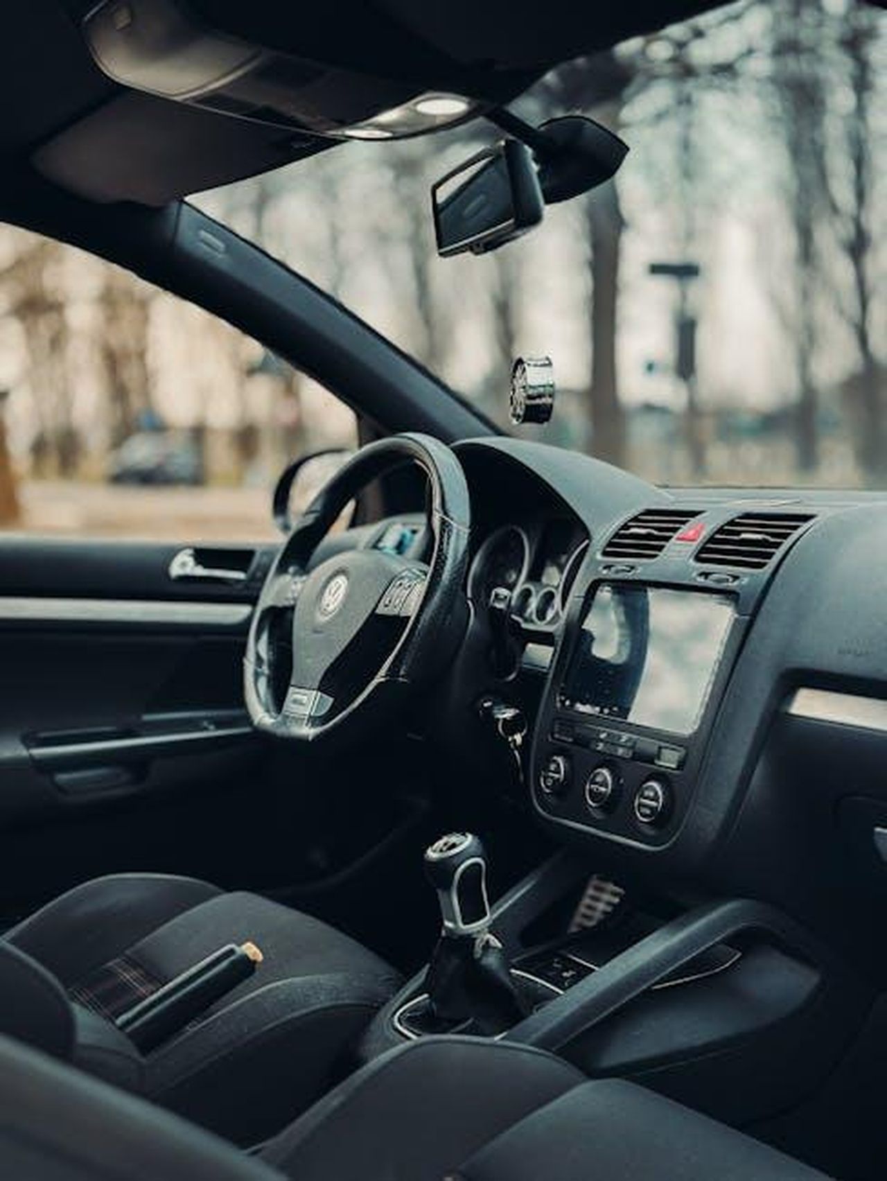 Nuove_funzionalit_e_miglioramenti_esistenti_ghQ3Tgd5pY - Veicoli24 Source: Borta - pexels - Close-up of a car's interior focusing on the steering wheel and dashboard.