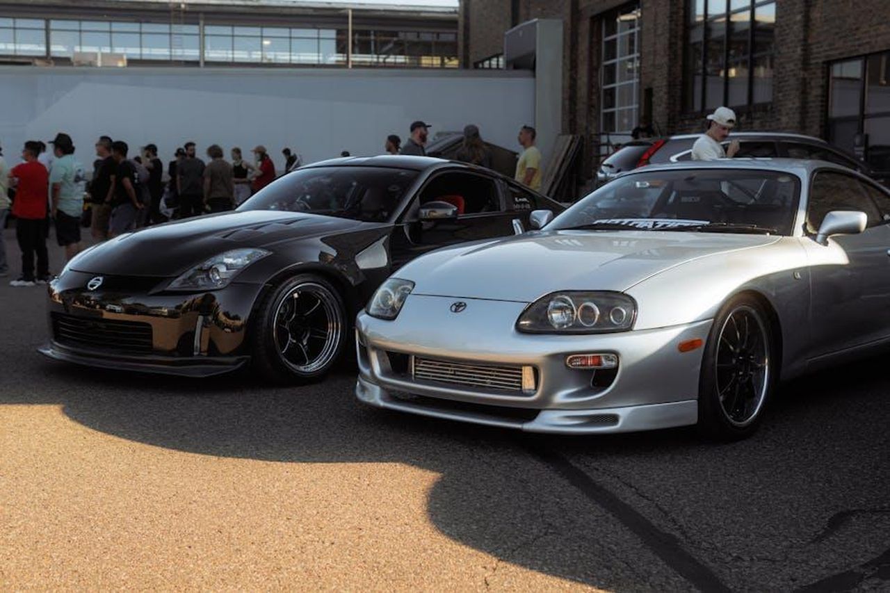 Nuovi_motori_e_modelli_futuri_TA8pRwkkqI - Veicoli24 Source: Jesse Yuqui - pexels - A vibrant car meet showcasing sleek sports cars with a crowd of enthusiasts outdoors.