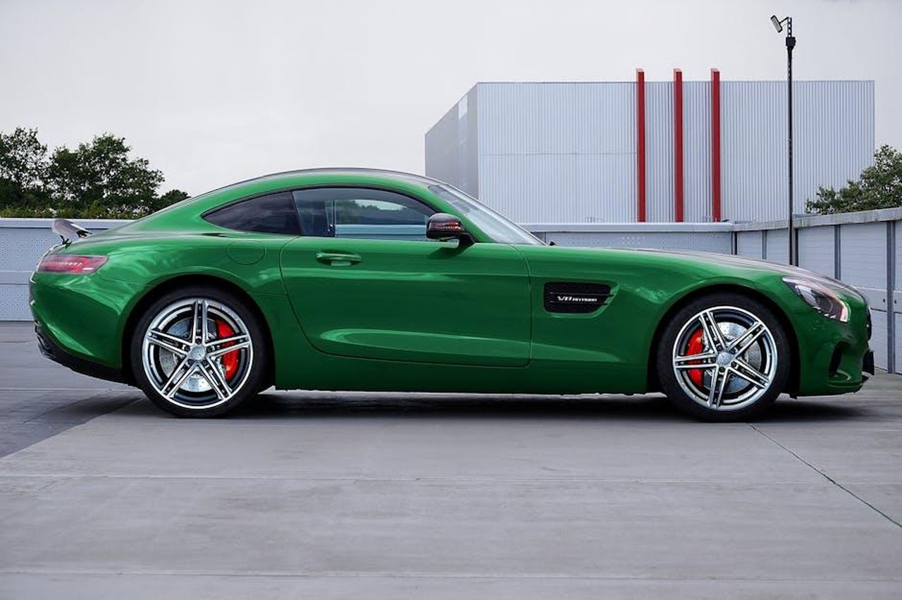 Nuovo_motore_V8_elettrificato_per_il_GLE_63_hU5MDToA8v - Veicoli24 Source: Mike Bird - pexels - Sleek green Mercedes-Benz AMG sports car parked in urban setting, showcasing luxury and performance.