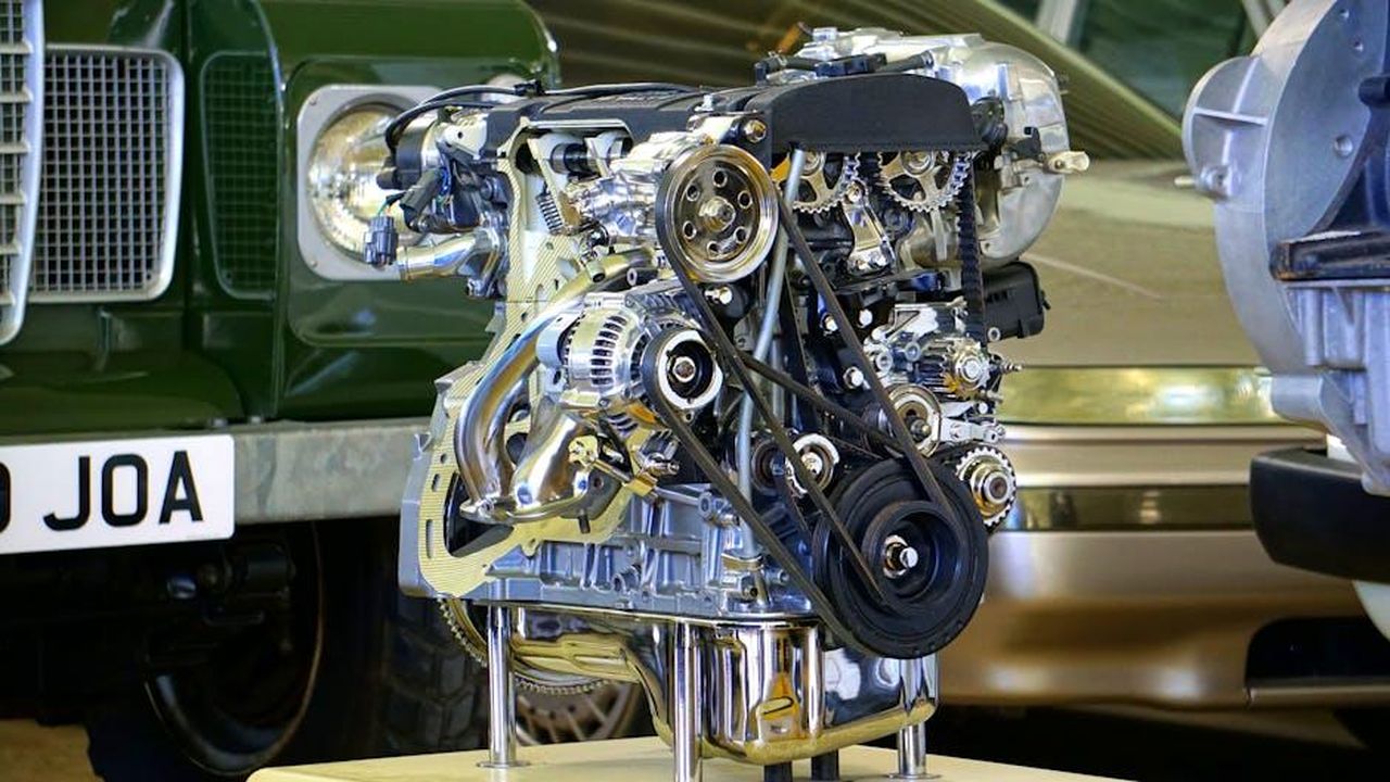 Nuovo_motore_V8_in_arrivo_per_il_C63_nel_2026_5IEu4VG1K0 - Veicoli24 Source: Mike Bird - pexels - Detailed view of a polished car engine in an exhibition setting.