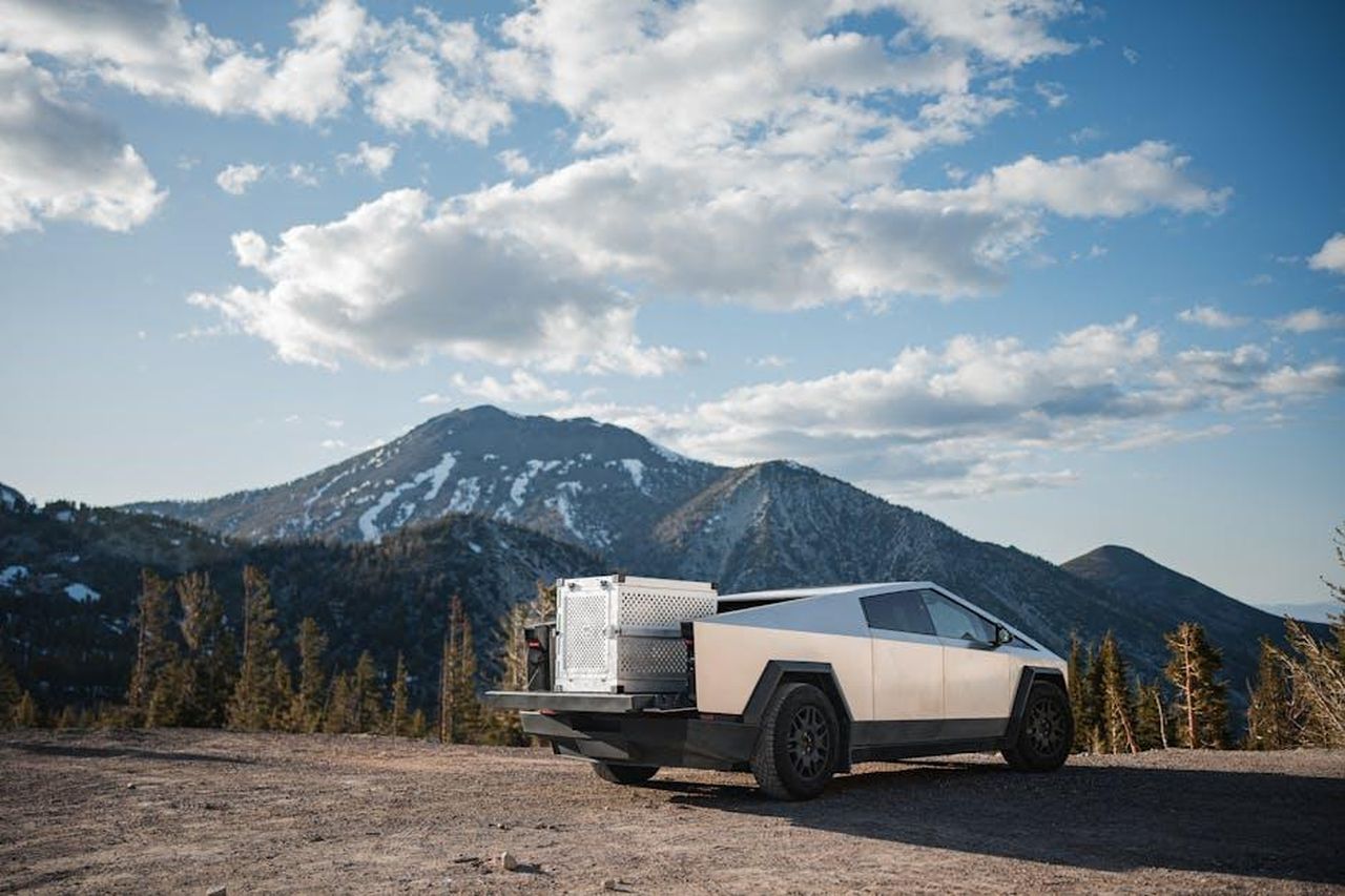 Nuovo_pickup_elettrico_in_arrivo_plsF3dfjUb - Veicoli24 Source: Impact Dog Crates - pexels - Tesla Cybertruck parked on mountain overlook against a breathtaking landscape. Perfect blend of technology and nature.