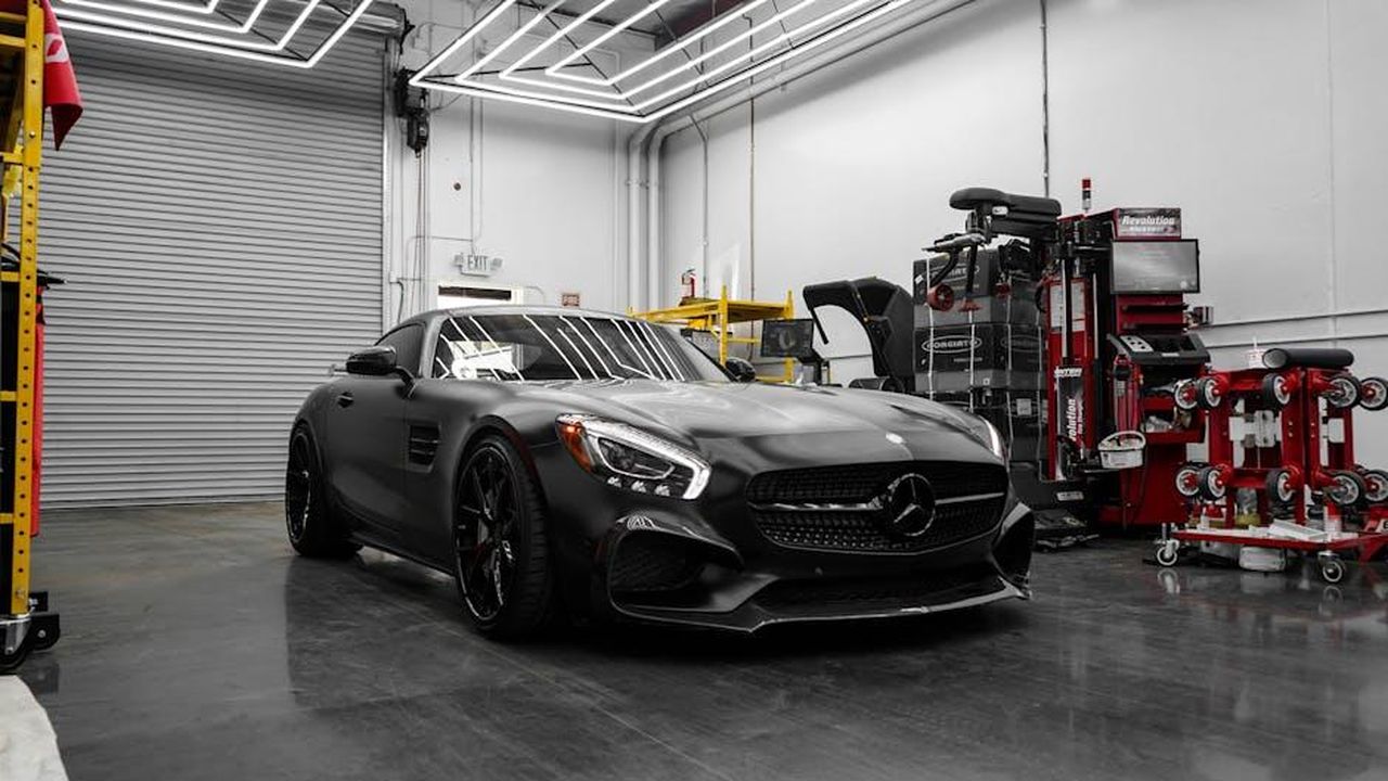 Nuovo_powertrain_ibrido_per_il_GLE_53_Coupe_Vv3rdF4y1g - Veicoli24 Source: jae p - pexels - Matte black Mercedes-Benz AMG GT S parked in a stylish garage.