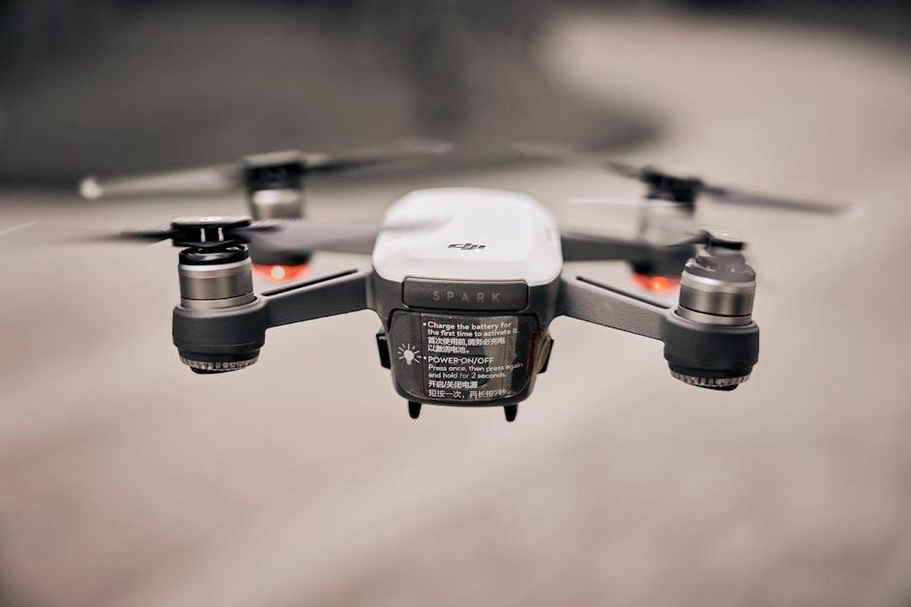 Obiettivi_della_collaborazione_Z5OllHswxk - Veicoli24 Source: Darrel Und - pexels - Close-up of a modern drone flying outdoors, showcasing advanced technology and propellers.