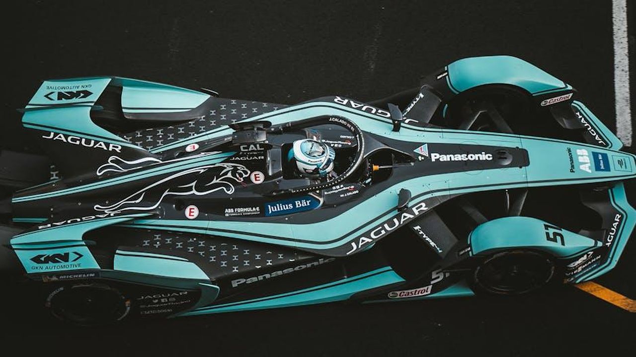 Obiettivi_di_Red_Bull_per_la_stagione_2025_poN6nDQOeO - Veicoli24 Source: Alex wolf mx - pexels - Overhead view of a Jaguar Formula E racing car in action at a championship event.