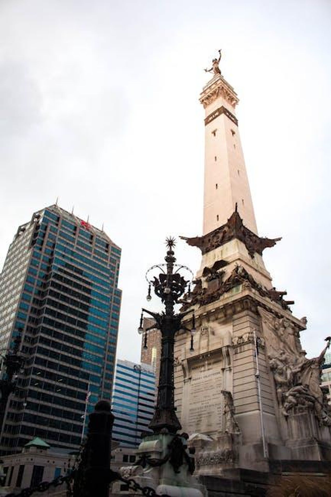 Obiettivi_di_Red_Bull_per_la_stagione_2025_u1YXfDqDoe - Veicoli24 Source: Lavdrim Mustafi - pexels - A stunning upward view of the iconic Soldiers and Sailors Monument in downtown Indianapolis.