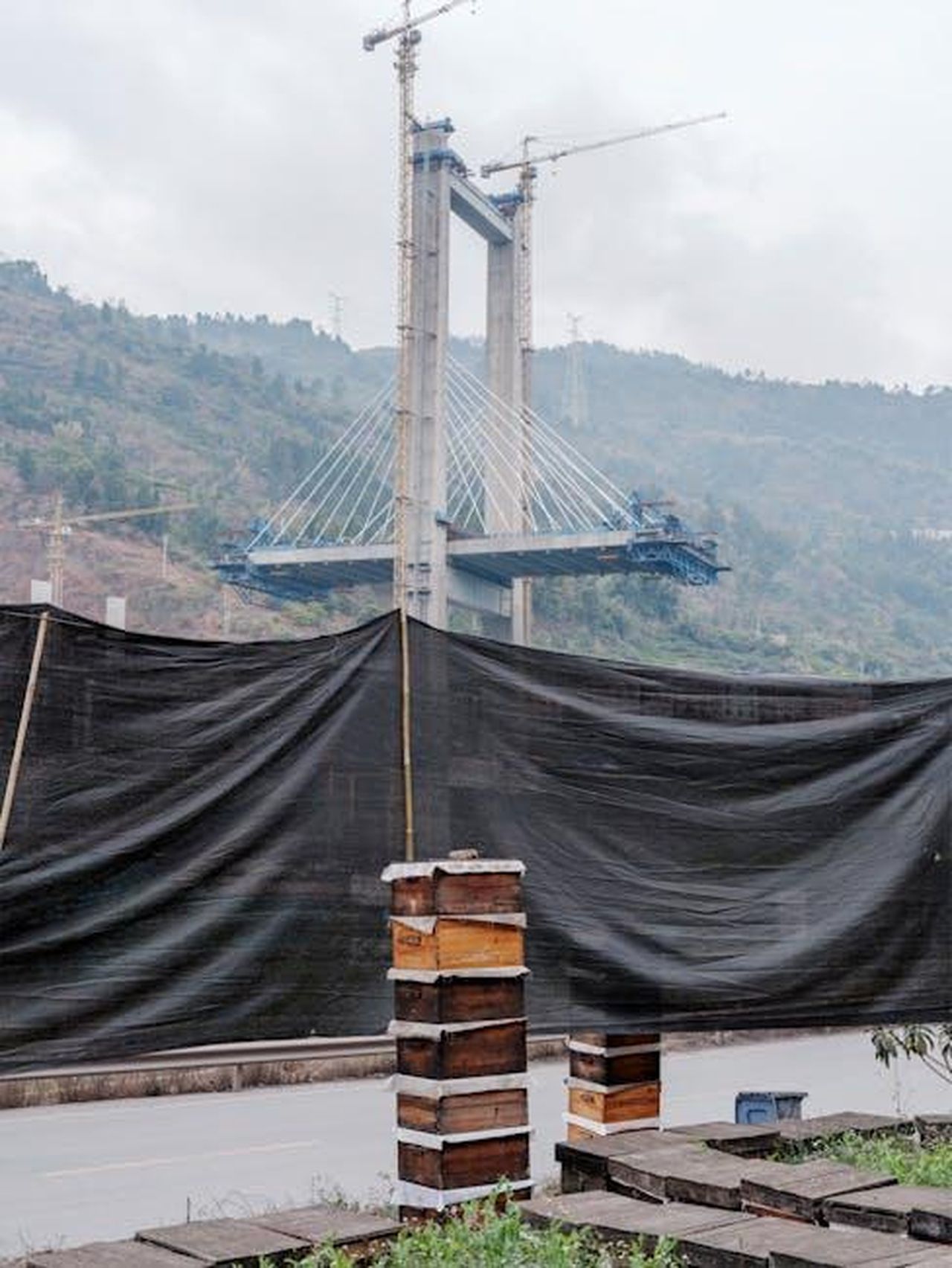 Obiettivi_e_fasi_del_progetto_MLightEn_24dDoU84U5 - Veicoli24 Source: zeng jinwen - pexels - Bridge under construction with cranes in a picturesque mountain landscape.