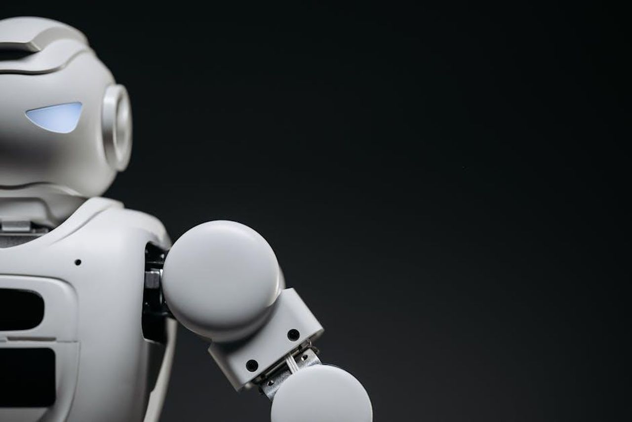 Obiettivi_futuri_di_Mini_per_lelettrico_v9r0klLt2X - Veicoli24 Source: Pavel Danilyuk - pexels - Close-up of a modern, monochrome robot arm against a dark background. Futuristic technology concept.