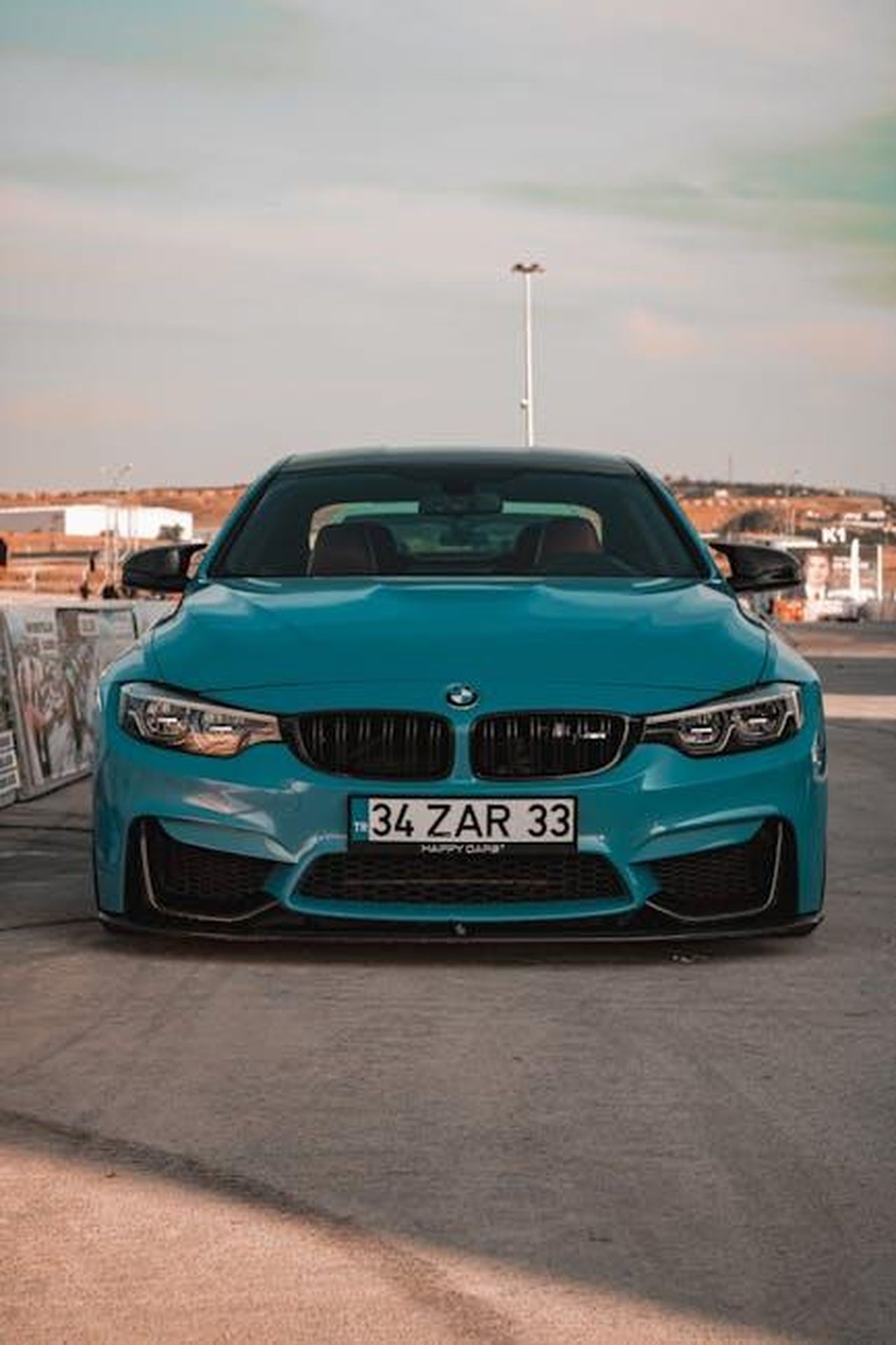 Obiettivi_per_la_stagione_2025_SaI4z7JPu3 - Veicoli24 Source: Emre Aslihak - pexels - Front view of a striking blue sports car parked outdoors in Türkiye, capturing elegance and performance.