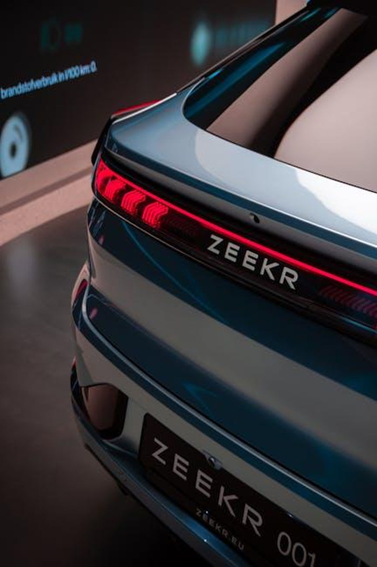 Offerta_promozionale_per_la_Nuova_Ypsilon_Ibrida_XYxdLRPmgy - Veicoli24 Source: Nathan Vaganay - pexels - Rear view of a modern Zeekr car with illuminated taillights in a sleek showroom.