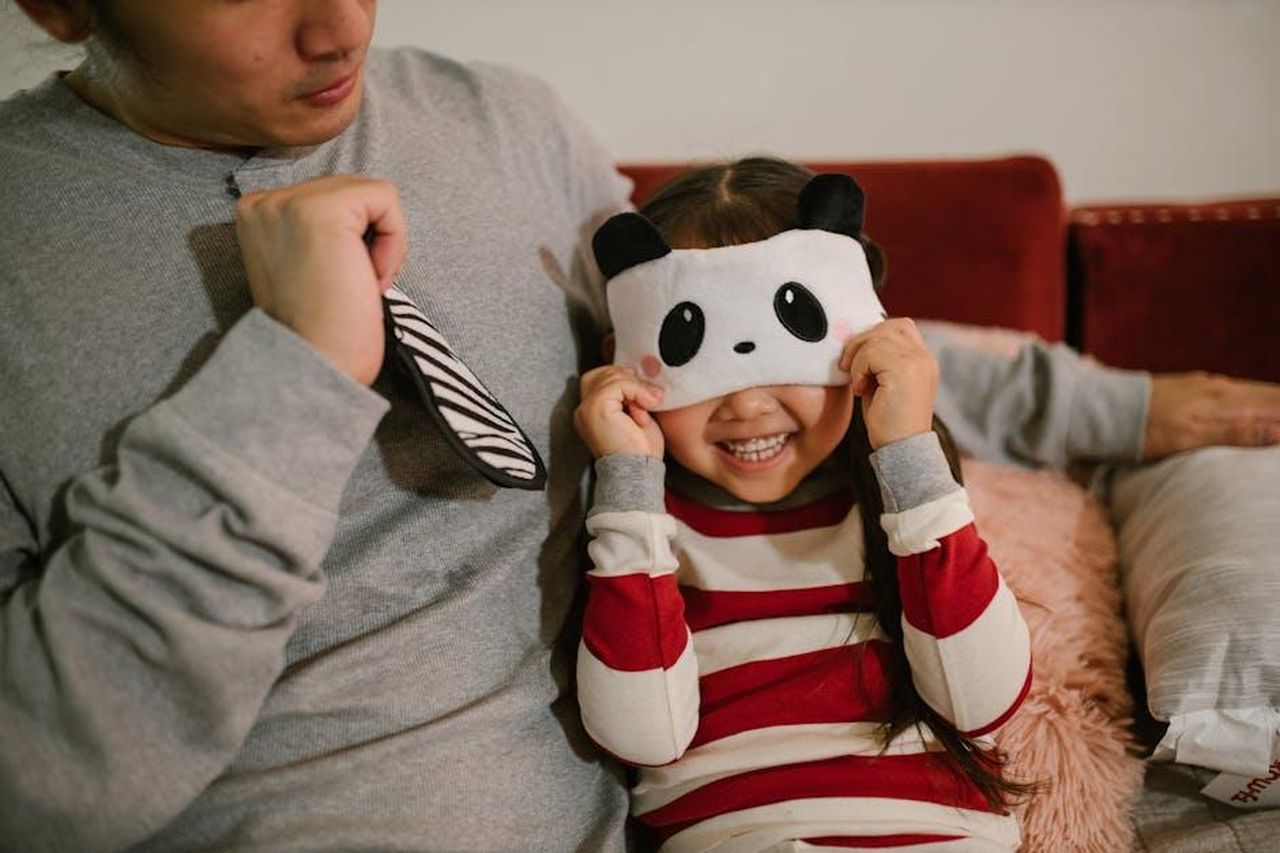 Offerte_di_lancio_per_la_Grande_Panda_g3oBmIviwO - Veicoli24 Source: RDNE Stock project - pexels - Father and daughter bonding with sleep masks in a cozy home setting.