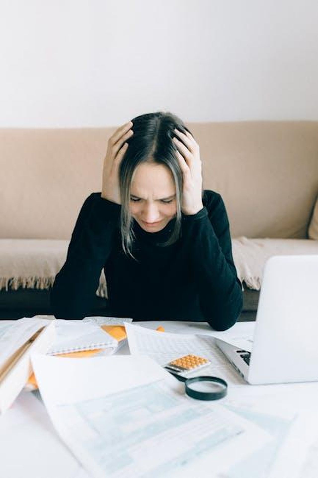 Opzioni_di_sollievo_per_i_clienti_di_Toyota_Financial_Services_6yr0VcNdm6 - Veicoli24 Source: Nataliya Vaitkevich - pexels - A woman appears stressed and overwhelmed with paperwork at her home desk.