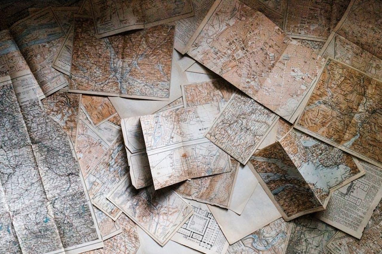 Opzioni_di_trazione_integrale_e_ibrida_nei_minivan_B5ne9MPPJb - Veicoli24 Source: Andrew Neel - pexels - A collection of vintage maps scattered for exploring world journeys and discoveries.