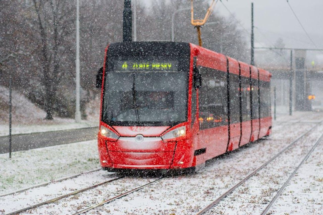 Panoramica_delle_vendite_di_BEV_e_PHEV_nel_2024_9I2U7V1ejO - Veicoli24 Source: Sergei Vasilenko - pexels - Red tram