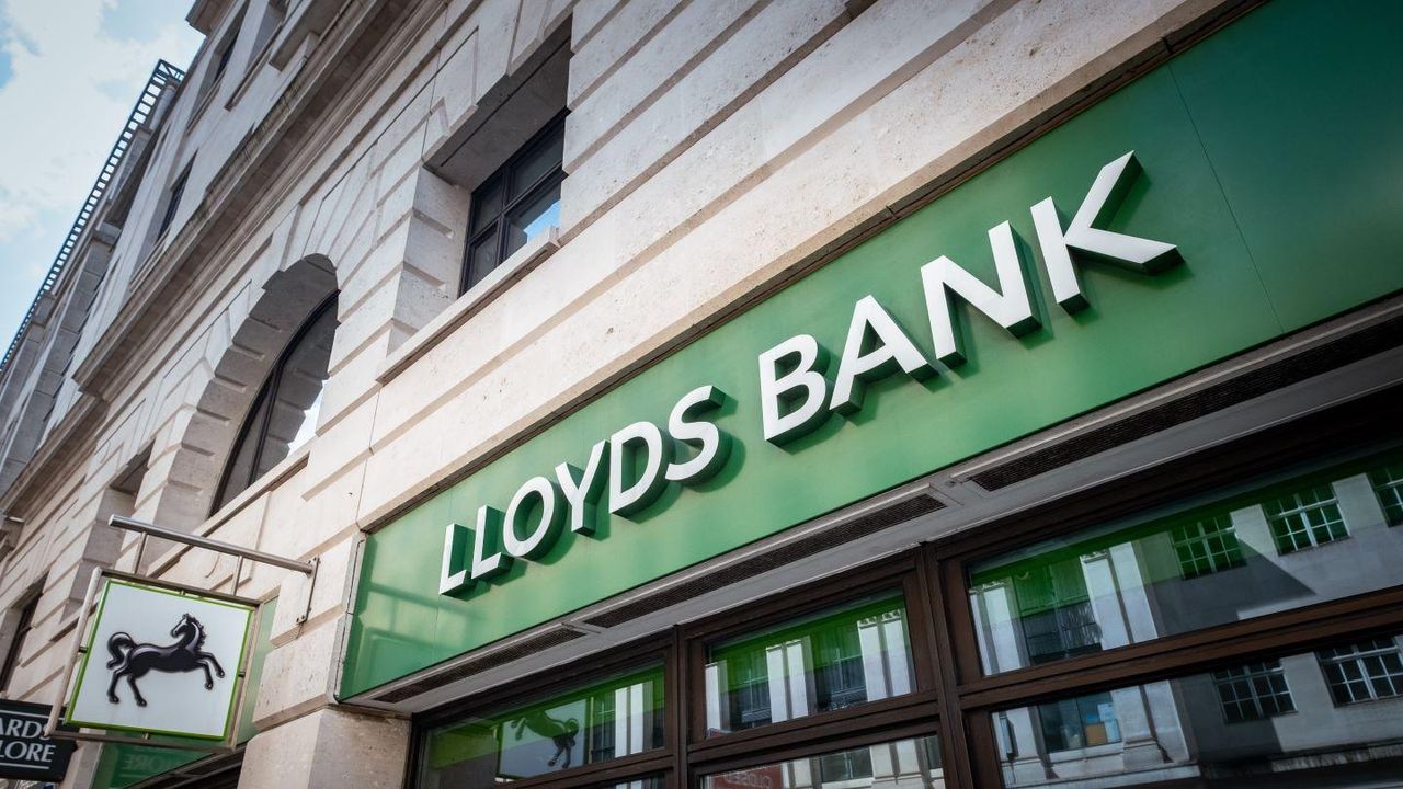 Partnership_tra_Lloyds_e_International_Motors_per_XPENG_IsGCJxlkJs - Veicoli24 Source: William Barton - Shutterstock - Veicolo elettrico XPENG
