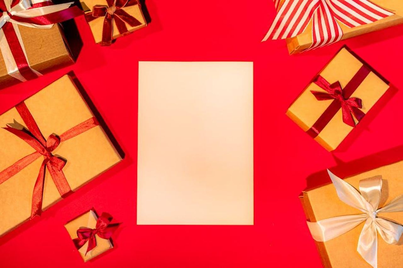 Performance_di_dicembre_2024_nel_mercato_EV_1Nj88NBFgL - Veicoli24 Source: Antoni Shkraba - pexels - A top view of Christmas gift boxes with a blank card on a red background, perfect for holiday mockups.