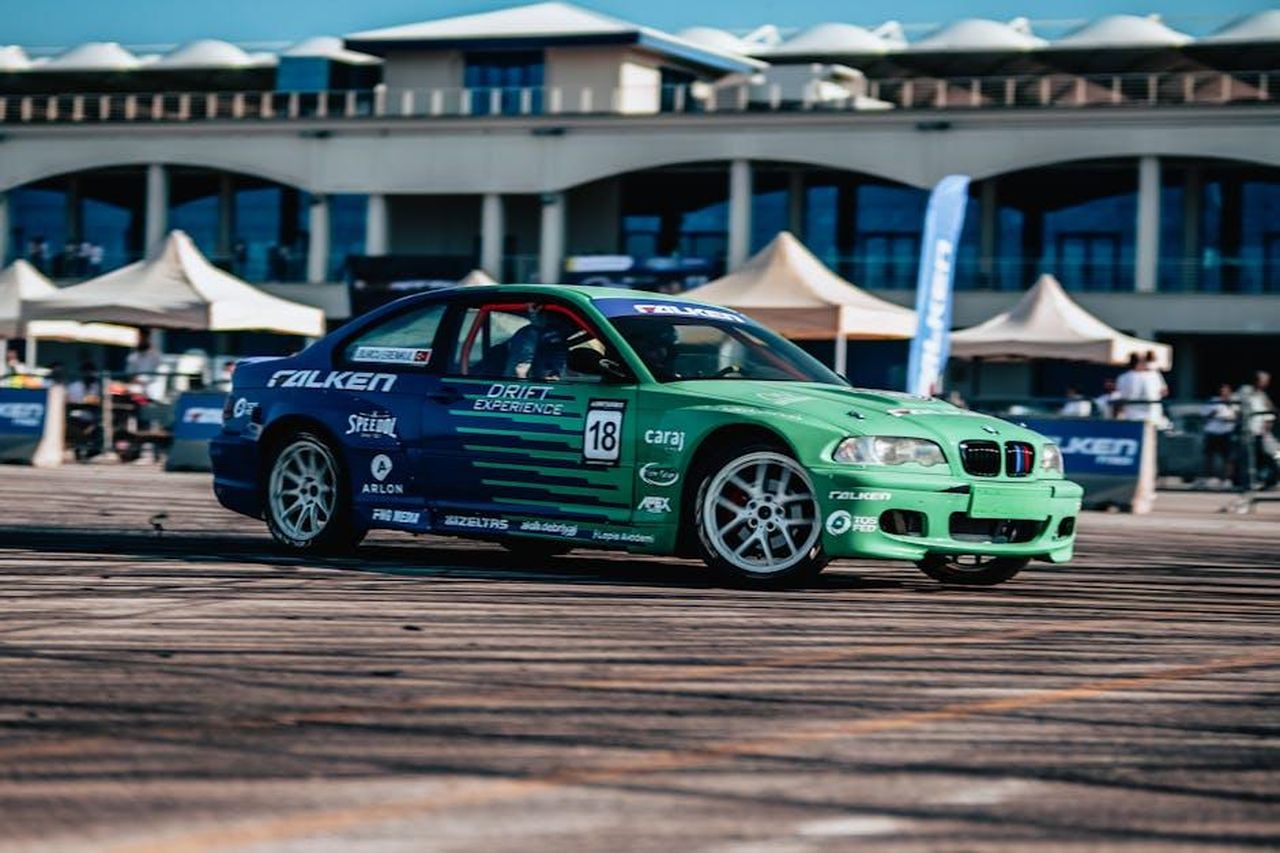 Performance_e_specifiche_del_Prodrive_P25_Ge0QmuaOuI - Veicoli24 Source: we packo - pexels - High-speed drift car racing event captured outdoors in İstanbul, Türkiye.