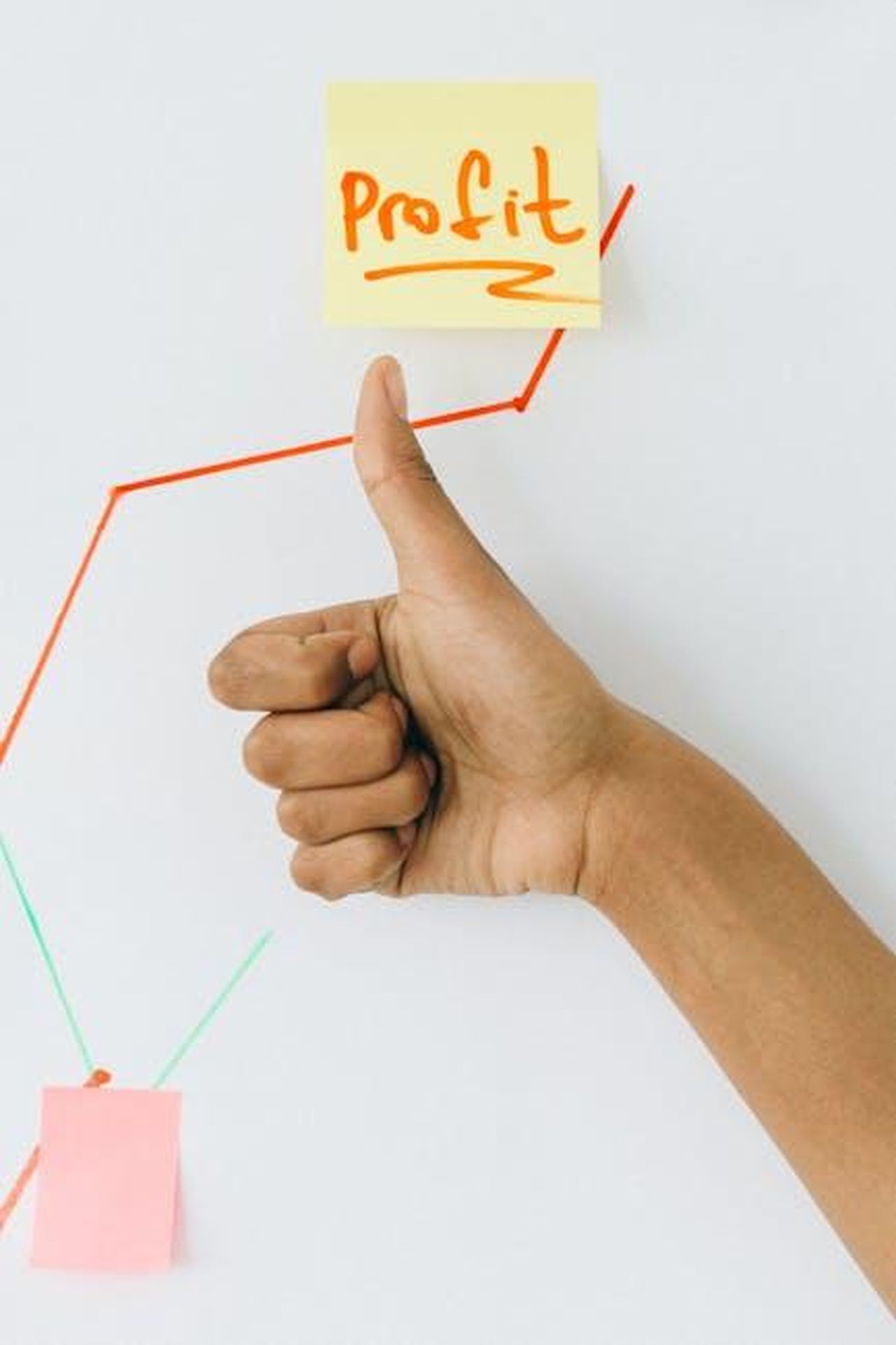 Performance_finanziaria_di_Turo_e_sfide_di_crescita_sqHT2hgqhQ - Veicoli24 Source: Nataliya Vaitkevich - pexels - A hand giving a thumbs up in front of a profit growth chart, highlighting success.