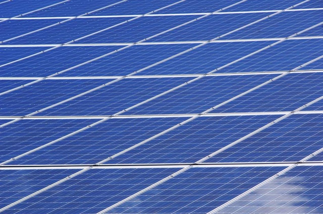Piani_di_efficienza_e_riduzione_dei_costi_di_produzione_buaJ2TH4CG - Veicoli24 Source: Pixabay - pexels - Close-up view of solar panels outdoors capturing renewable energy efficiently.