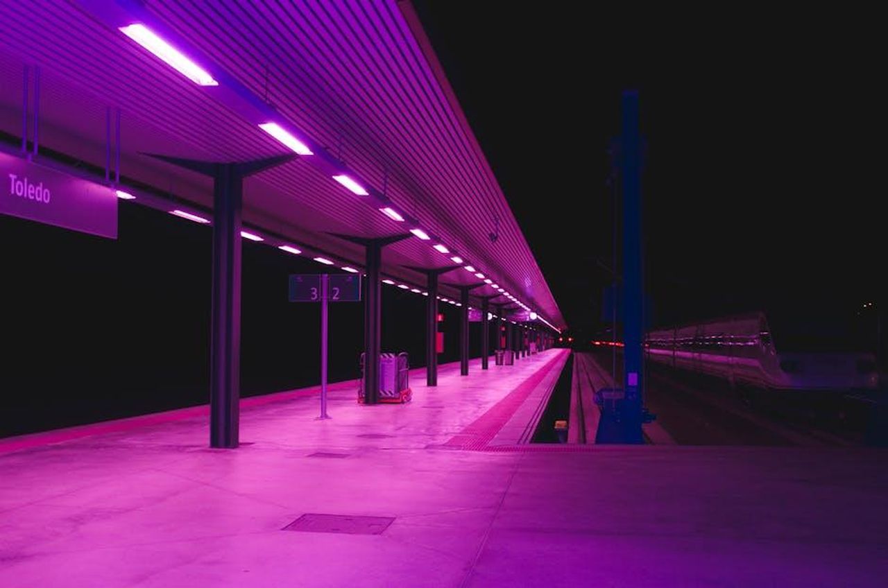 Piattaforma_EGMPS_e_sistema_di_carrozzeria_flessibile_prIRYfREDA - Veicoli24 Source: Nicolas Postiglioni - pexels - Explore the vibrant neon-lit train station platform in Toledo at night, showcasing urban architecture.