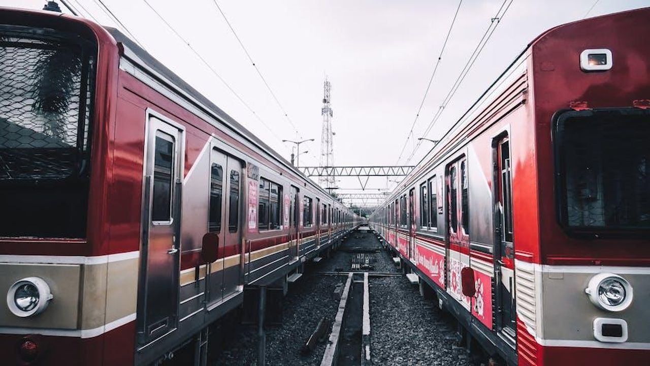 Piattaforma_e_prestazioni_dellA390_nAOEpmE7Dm - Veicoli24 Source: Vija Rindo Pratama - pexels - Dynamic shot of two red trains facing each other at a railway station under cloudy skies.
