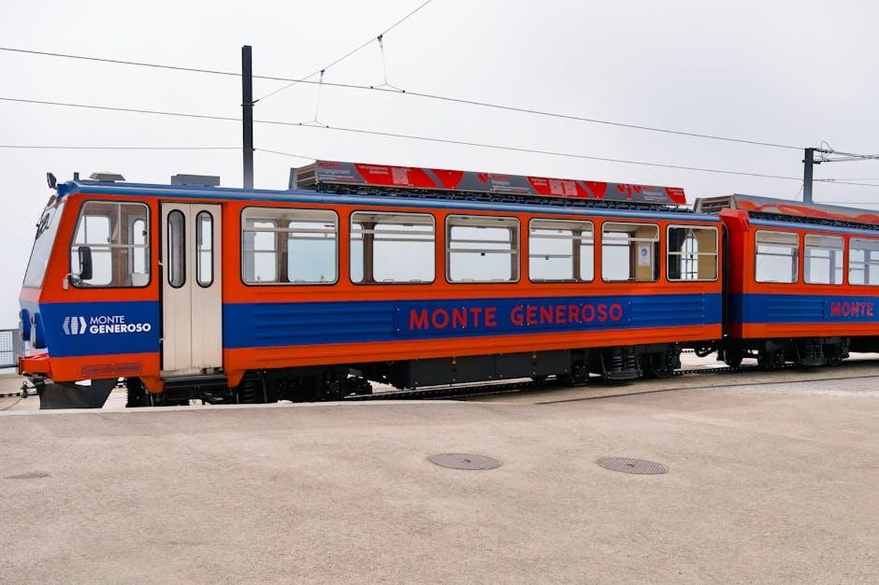 Piattaforma_e_tecnologia_del_Kia_EV4_0rRcZ22DpJ - Veicoli24 Source: Jean-Paul Wettstein - pexels - Brightly colored Monte Generoso train captured in Switzerland at a station.