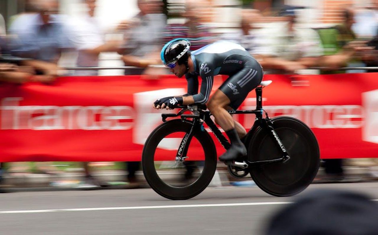 Porsche_e_Ferrari_i_protagonisti_del_Prologue_kBSMVYYWSi - Veicoli24 Source: Chris Peeters - pexels - Dynamic shot of a cyclist competing in a fast-paced cycling event, showcasing speed and athleticism.