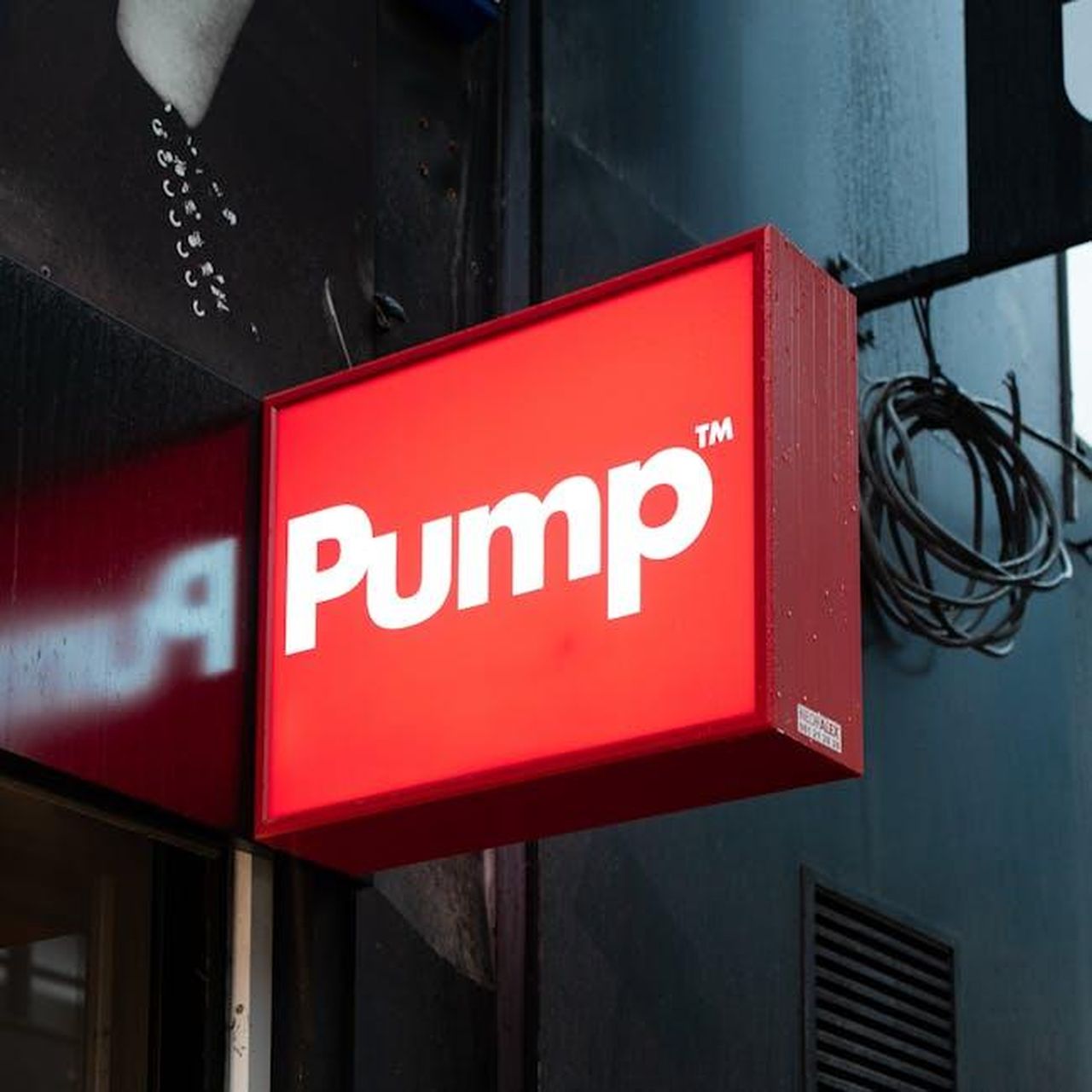 Possibile_nome_del_SUV_Earth_TSnsiYq10r - Veicoli24 Source: Guillaume Meurice - pexels - Vibrant red Pump sign on a storefront exterior in Brussels, Belgium.