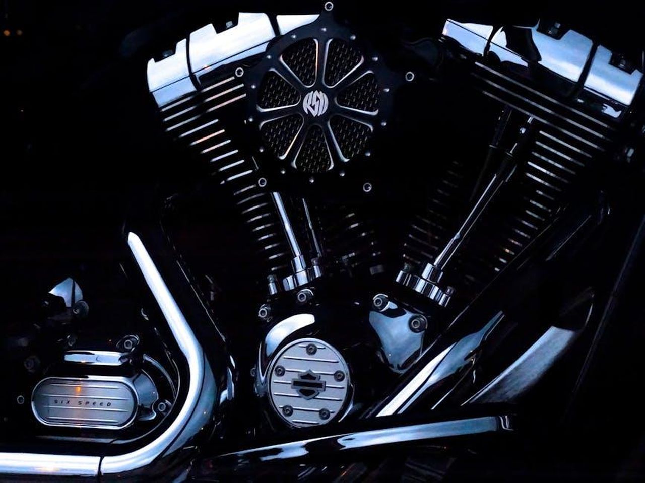 Possibile_nuovo_motore_V8_elettrificato_per_il_GLS_63_AhrX6pFLhj - Veicoli24 Source: Pixabay - pexels - Detailed view of a chrome Harley Davidson motorcycle engine with sleek metal design.