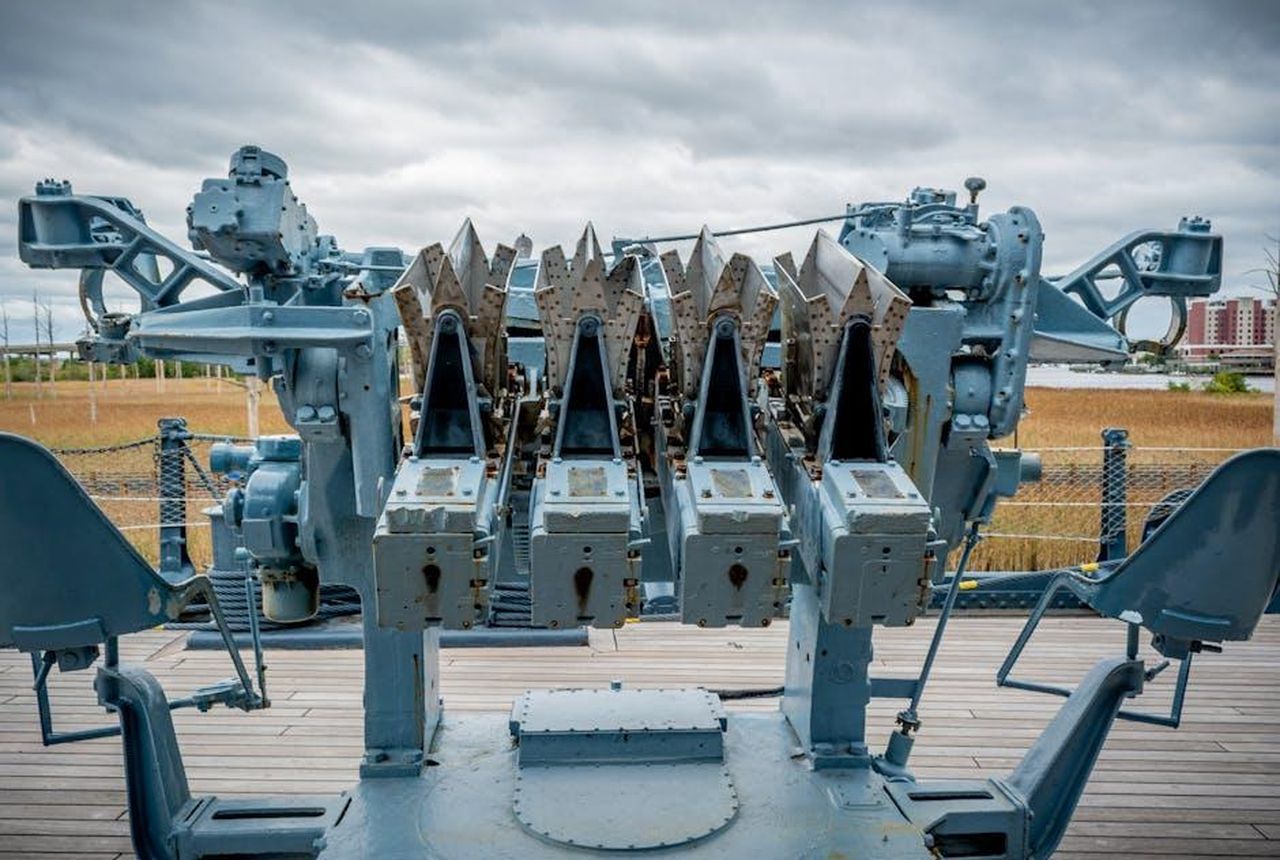Possibile_utilizzo_di_generatori_di_suono_LVr4BseYpR - Veicoli24 Source: Joseph Fuller - pexels - Detailed view of a naval anti-aircraft gun on a historic battleship, Wilmington, NC.