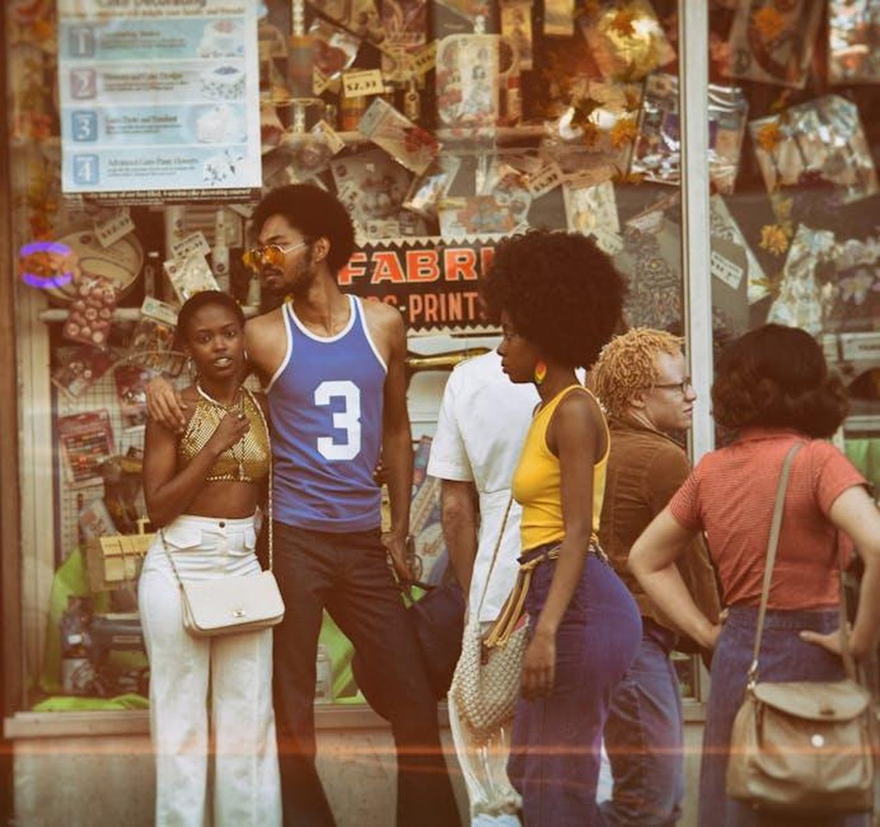 Possibilit_di_vendita_negli_Stati_Uniti_TMR0ZQQsY2 - Veicoli24 Source: Collis - pexels - Vintage style group outside a shop in Brooklyn, capturing fashion and atmosphere of the era.