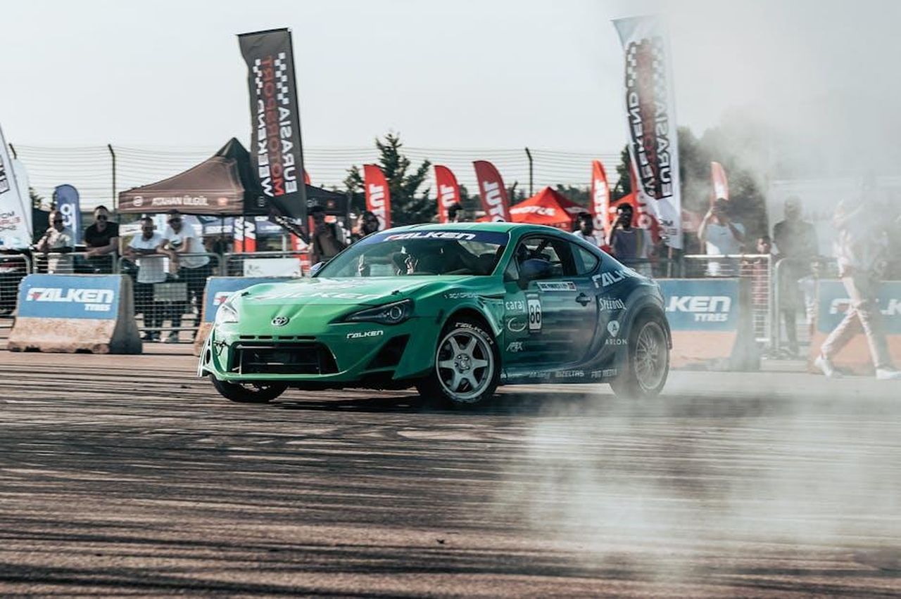 Premire_mondiale_al_Salone_dellAuto_di_Shanghai_mLYHw1AFPE - Veicoli24 Source: we packo - pexels - Green race car drifting with smoke at an auto racing event in Istanbul, Türkiye.