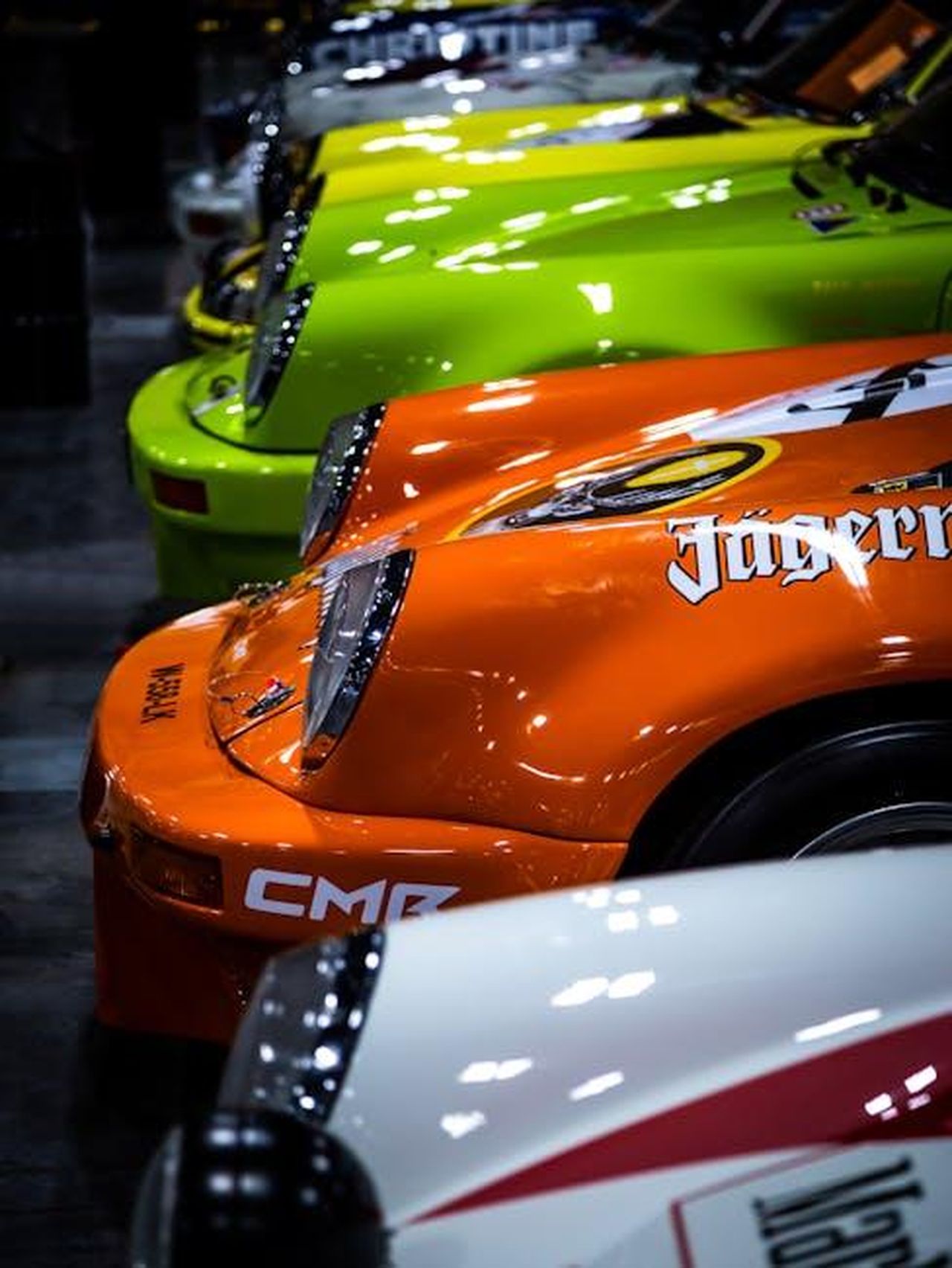 Prestazioni_4h3ey40084 - Veicoli24 Source: Quentin Martinez - pexels - A vibrant row of classic racing cars indoors, showcasing vintage elegance.