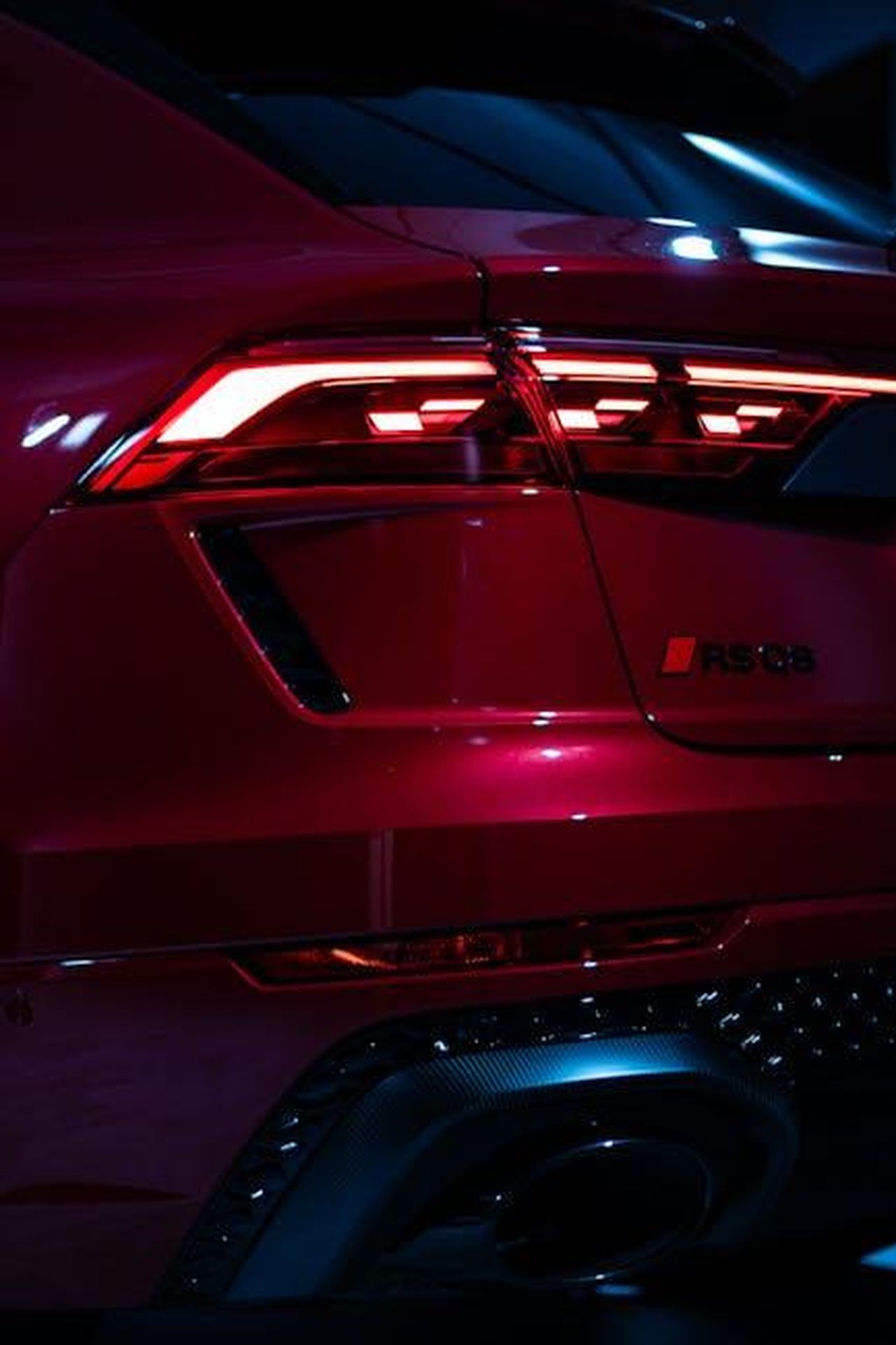 Prestazioni_Incredibili_Potenza_e_Velocit_N38I74Xauh - Veicoli24 Source: Anurag Jamwal - pexels - Close-up of a red car’s tail lights illuminated in a showroom setting.
