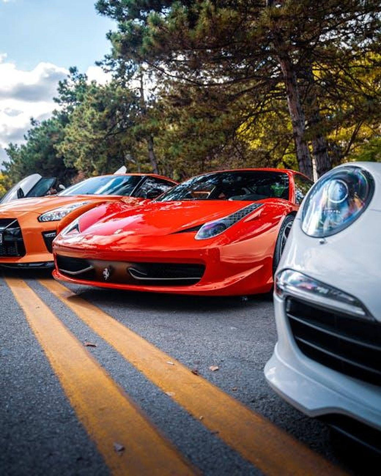 Prestazioni_del_Techart_Magnum_zDbCXKzVJH - Veicoli24 Source: egeardaphotos - pexels - Showcasing luxurious sports cars lined up on a scenic Ankara road.