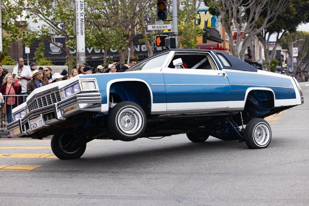 Prestazioni_della_Cadillac_CT5_2025_HUixjA1dCK - Veicoli24 Source: Sean P. Twomey - pexels - A classic vehicle on hydraulics wows the crowd on a busy city street.